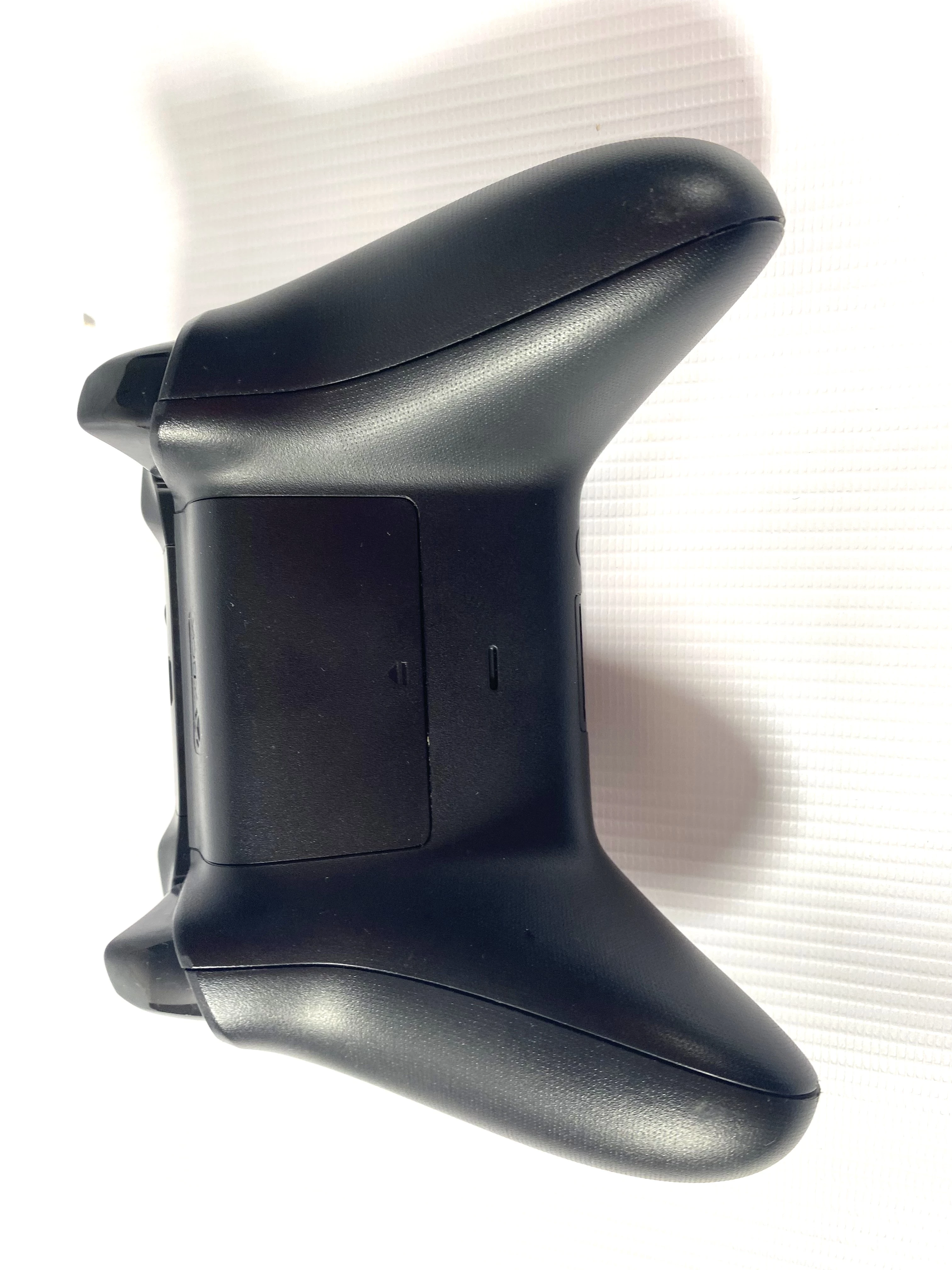 konsola-xbox-one-x-1tb-model-1787-pad-liczba-kontrolerow-w-zestawie-1