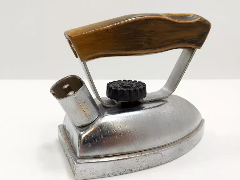 zelazko-turystyczne-prl-typ-p-4-stan-nie-wymaga-renowacji