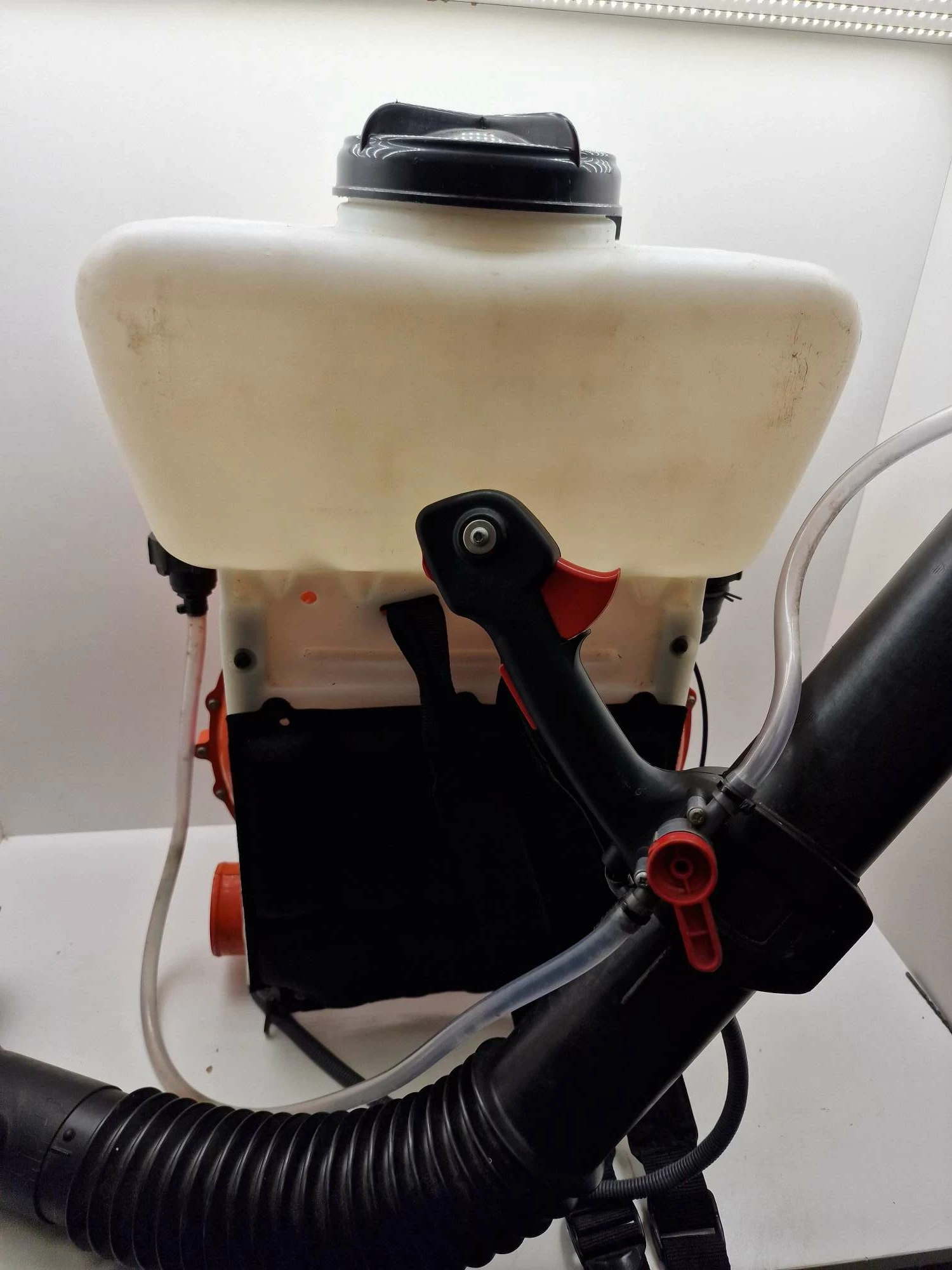 opryskiwacz-plecakowy-spalinowy-oleo-mac-mb-800-zasilanie-spalinowe