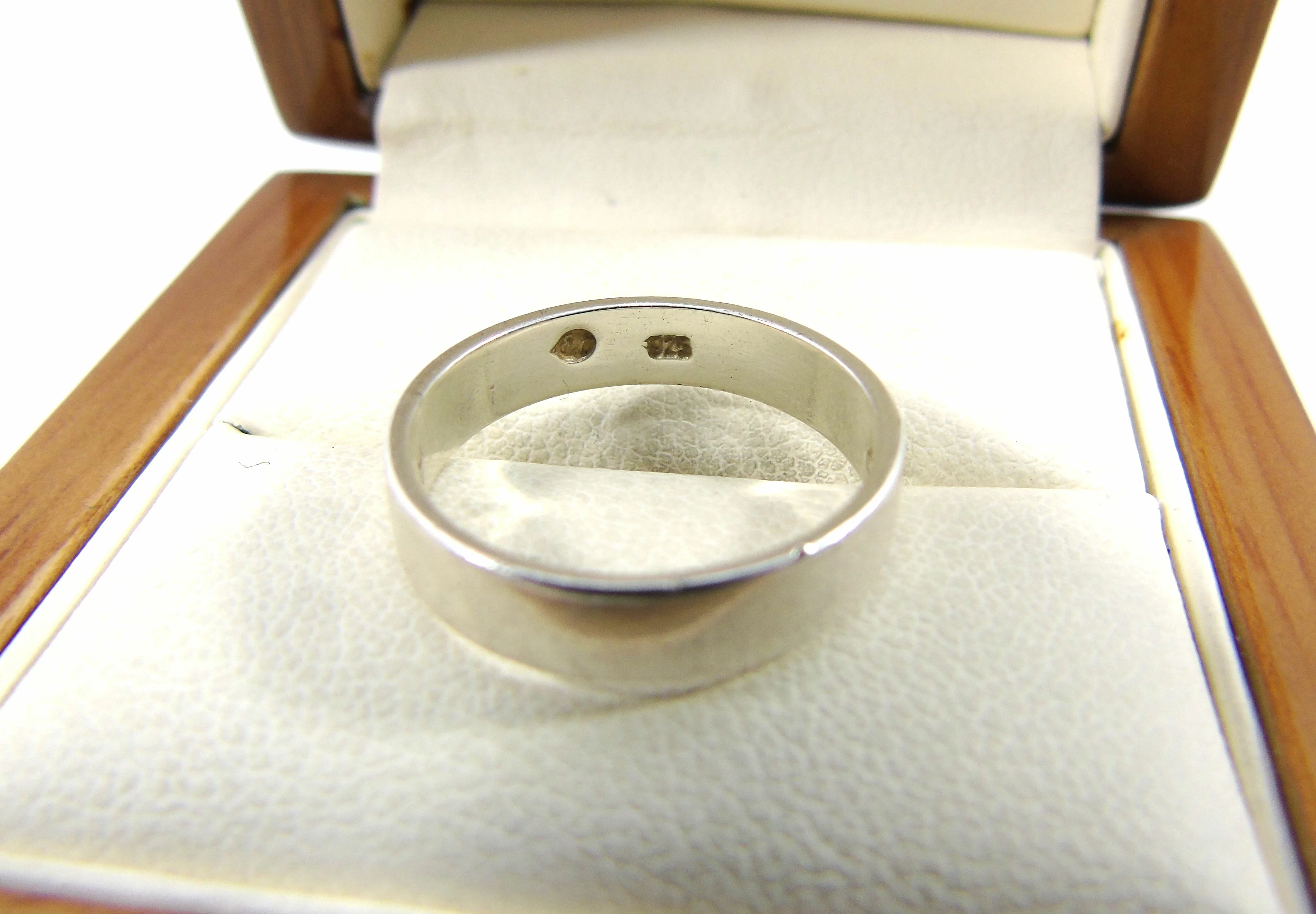 ciekawa-srebrna-obraczka-grawer-pr925-r14-material-dominujacy-srebro