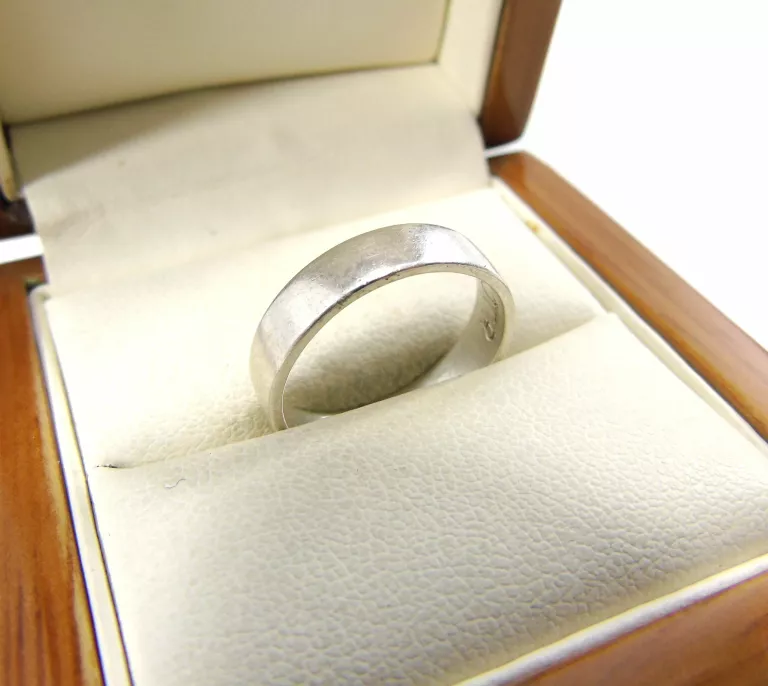 ciekawa-srebrna-obraczka-grawer-pr925-r14-kamienie-bez-kamieni