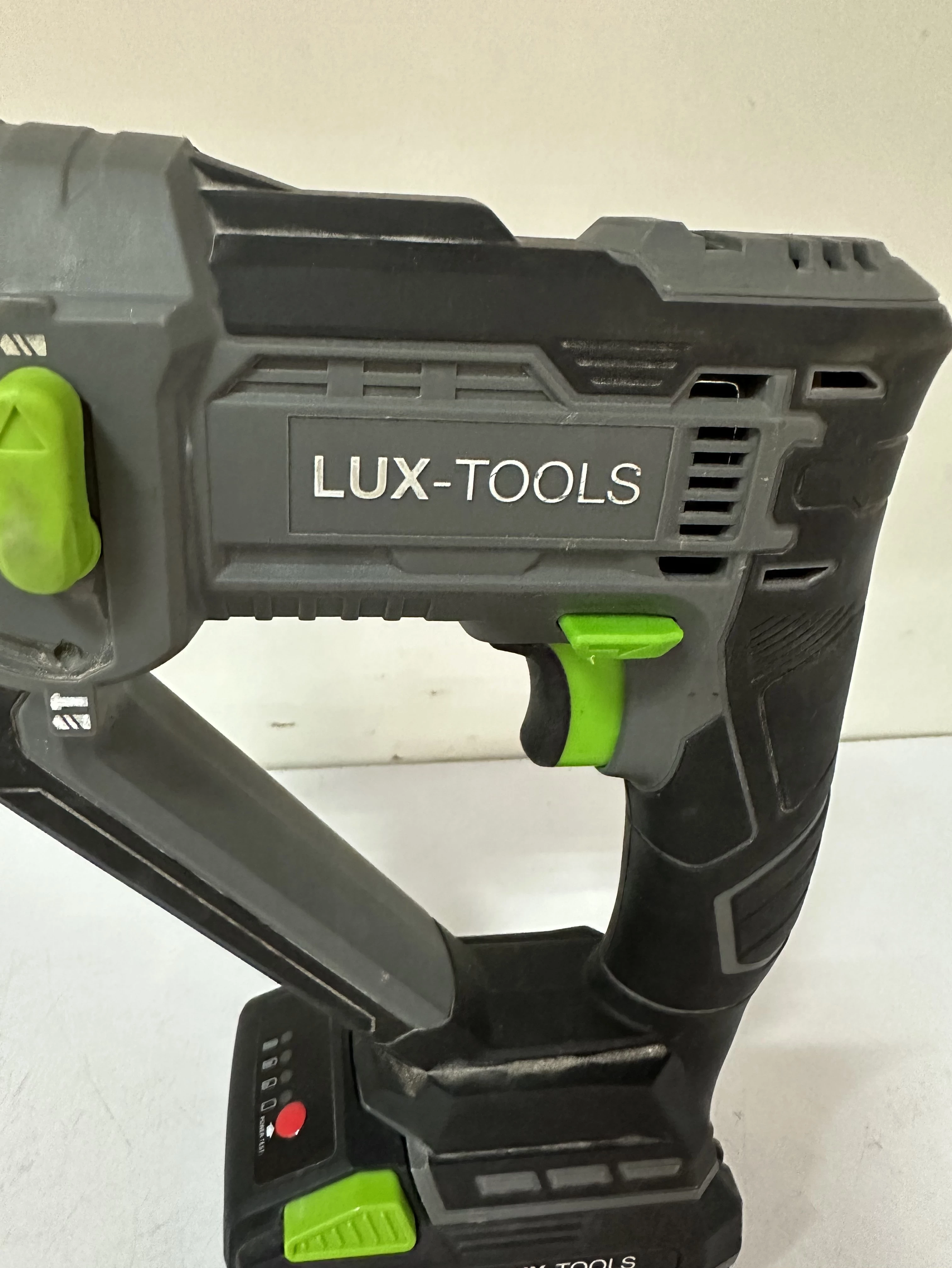 mlotowiertarka-lux-tools-a-bh-20-funkcyjnosc-2-funkcyjny-wiercenie-z-i-bez-udaru