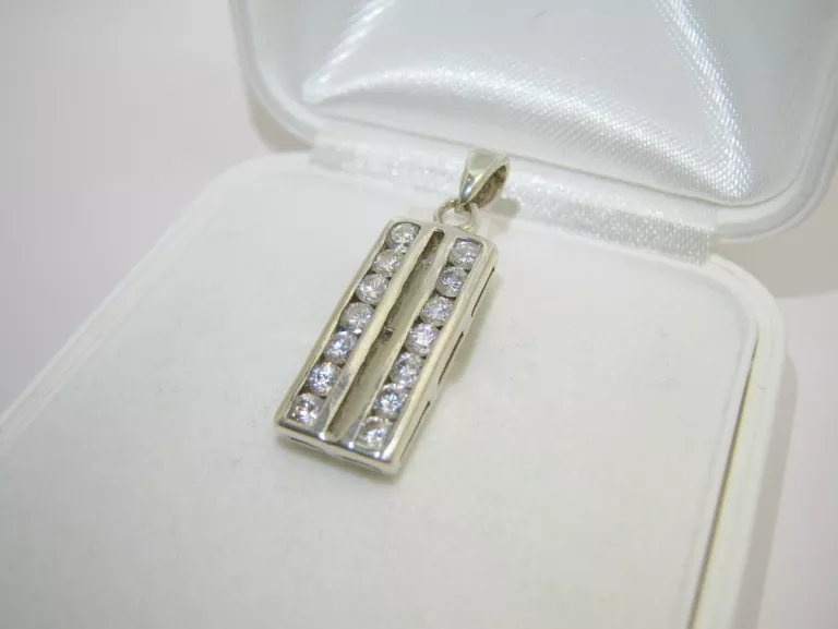 PIĘKNA SREBRNA ZAWIESZKA  PR 925  2,53G