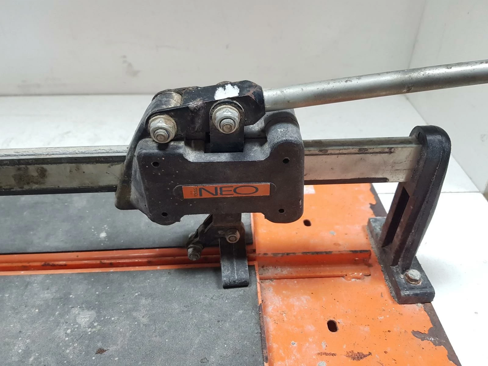 maszynka-do-ciecia-plytek-neo-tools-stan-uzywany