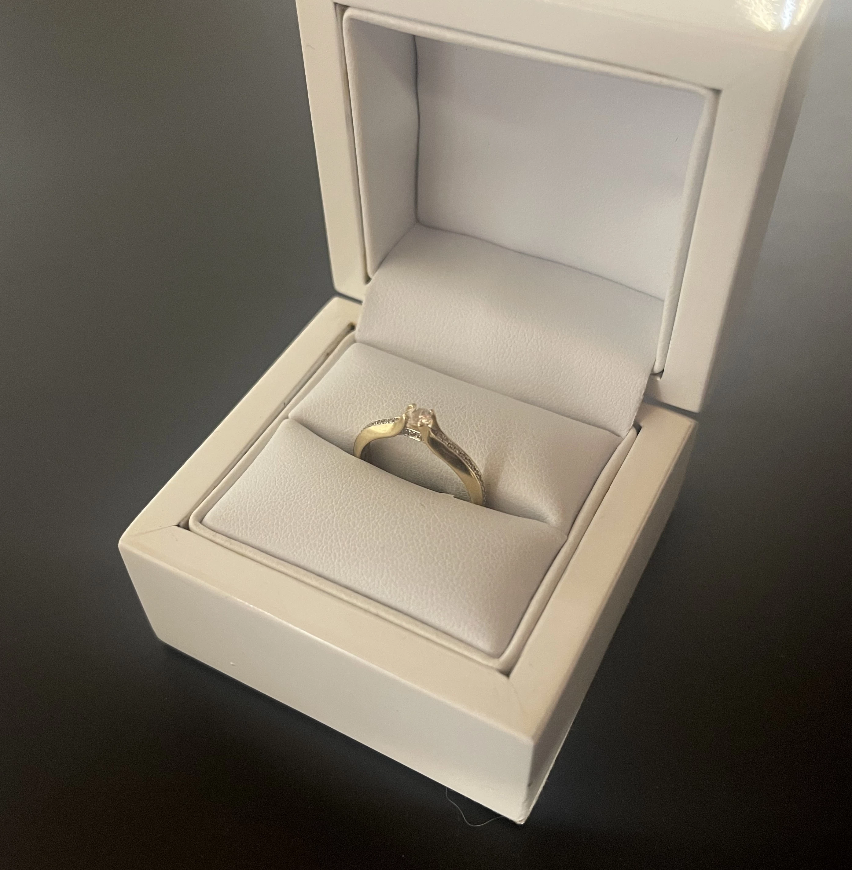 piekny-zloty-pierscionek-z-diamentem-585-0240ct-stan-uzywany