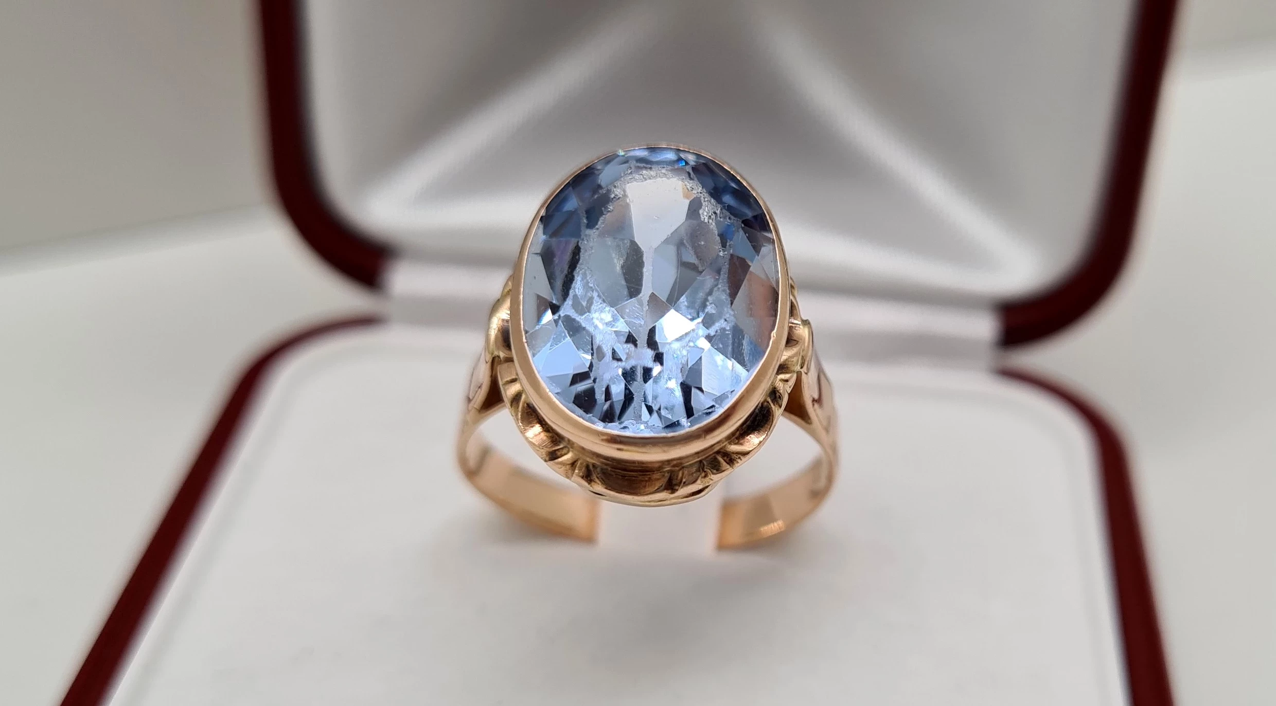 piekny-zloty-pierscionek-z-niebieskim-okiem-585-cechy-brak