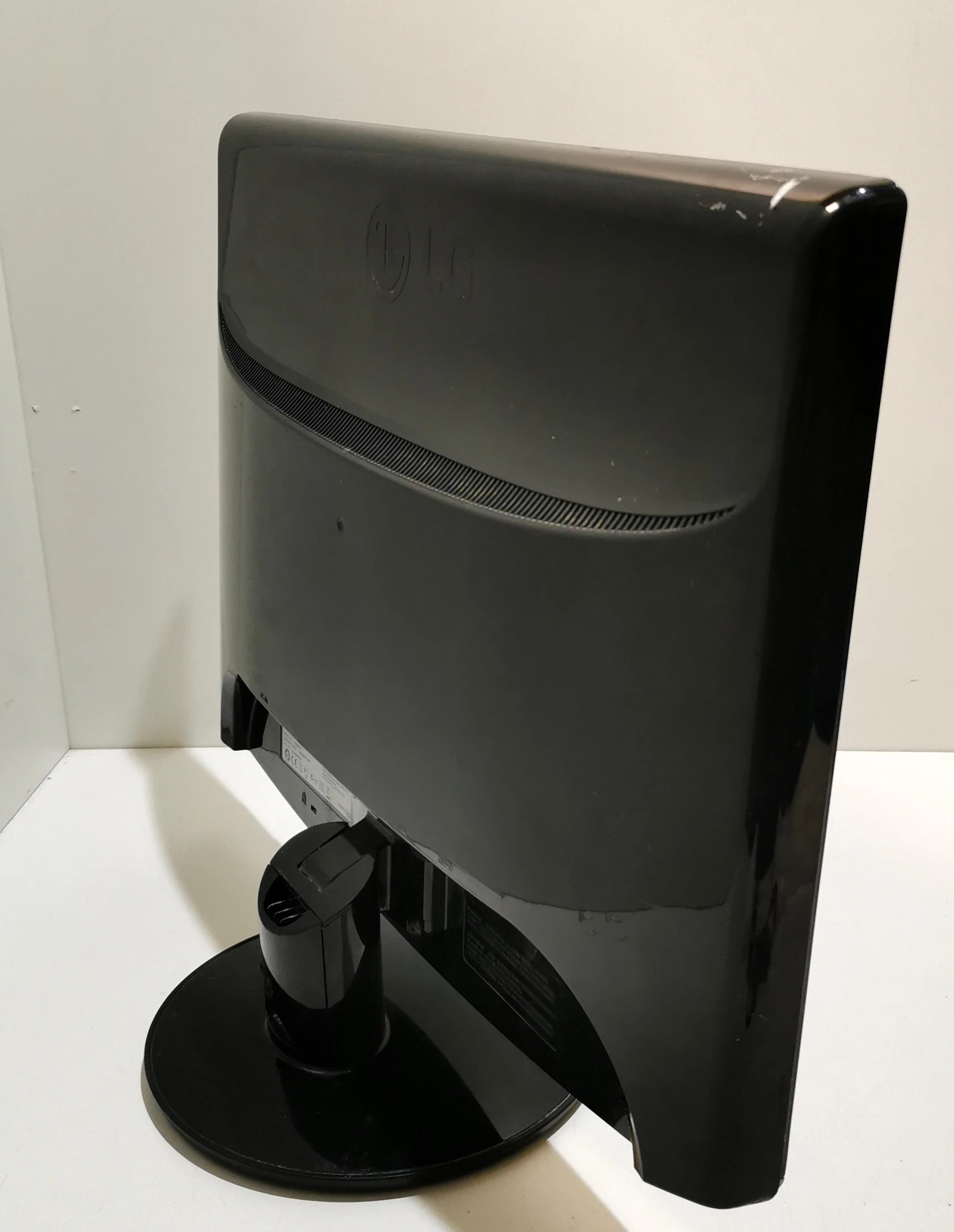 monitor-lg-w2252tq-przekatna-ekranu-cale-22