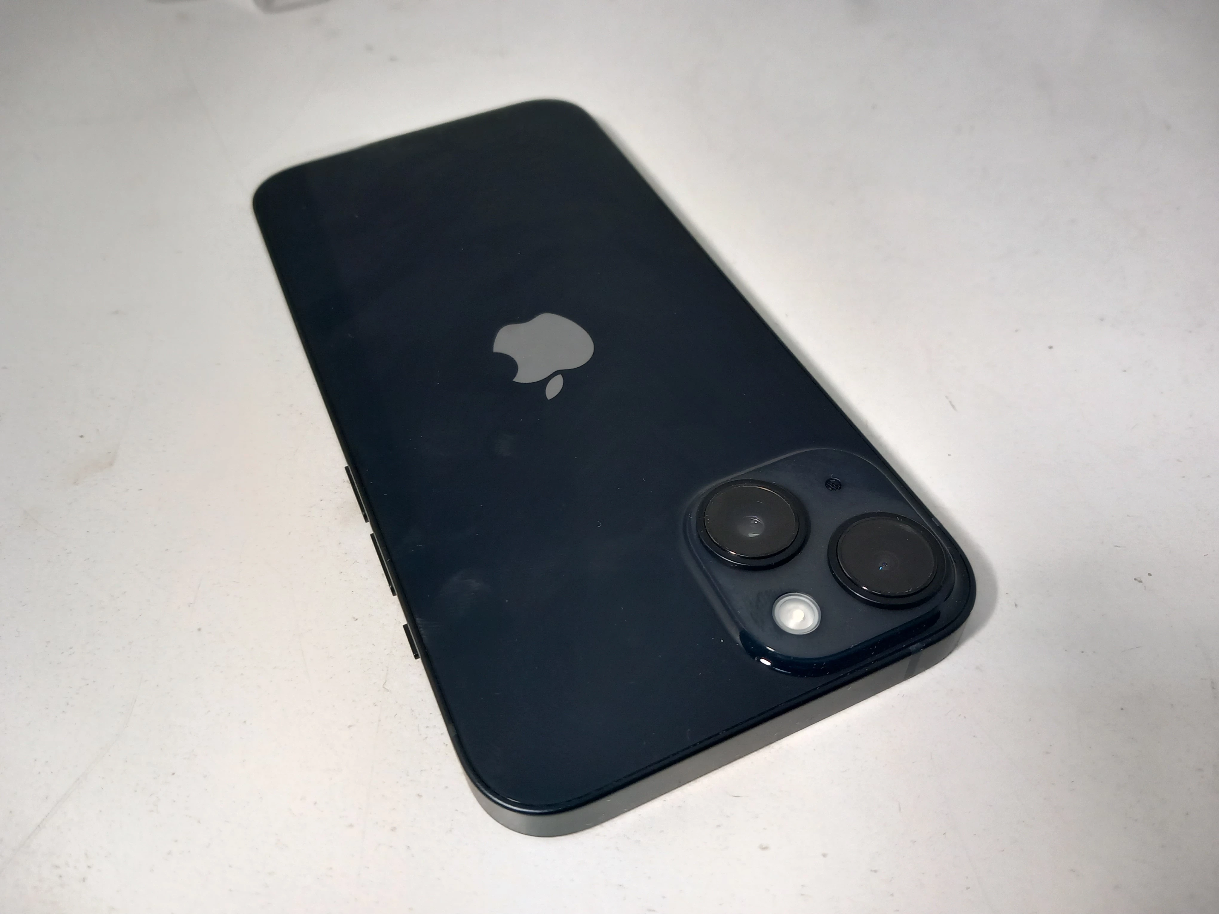 telefon-iphone-14-przekatna-ekranu-610