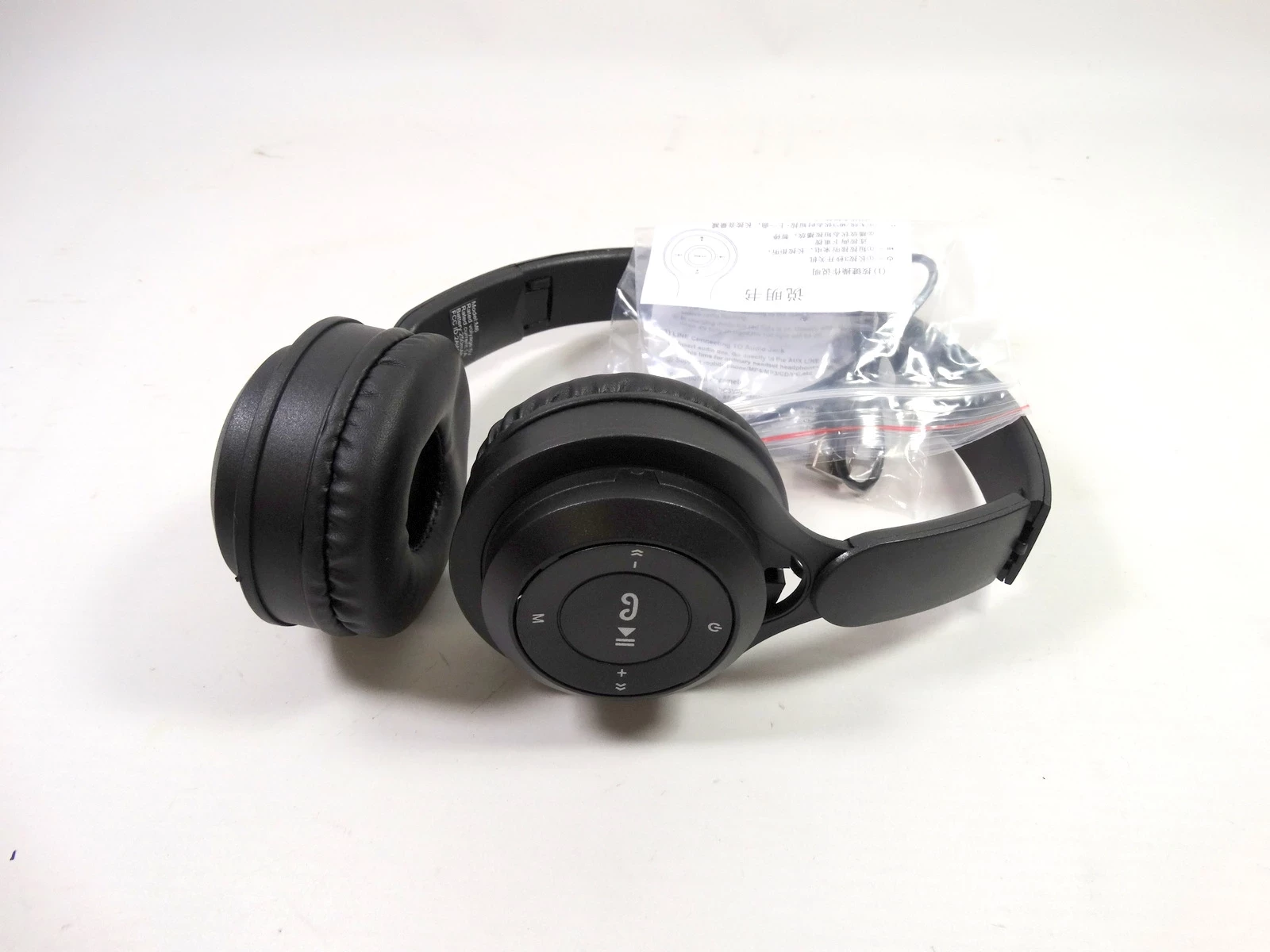 sluchawki-nauszne-czarne-krolowej-jadwigi-24-nowa-sol