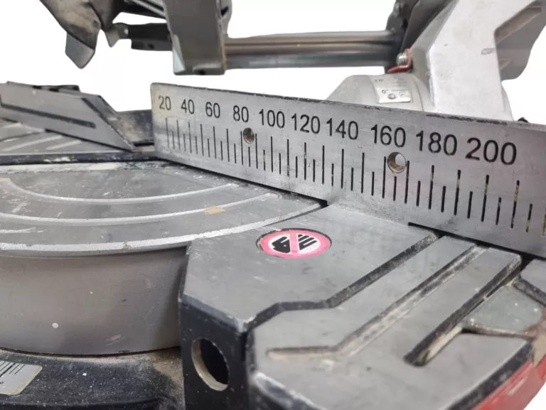 pila-ukosna-ukosnica-metabo-kgs-216-m-1500w-216mm-cechy-dodatkowe-laserowy-wskaznik-linii-ciecia