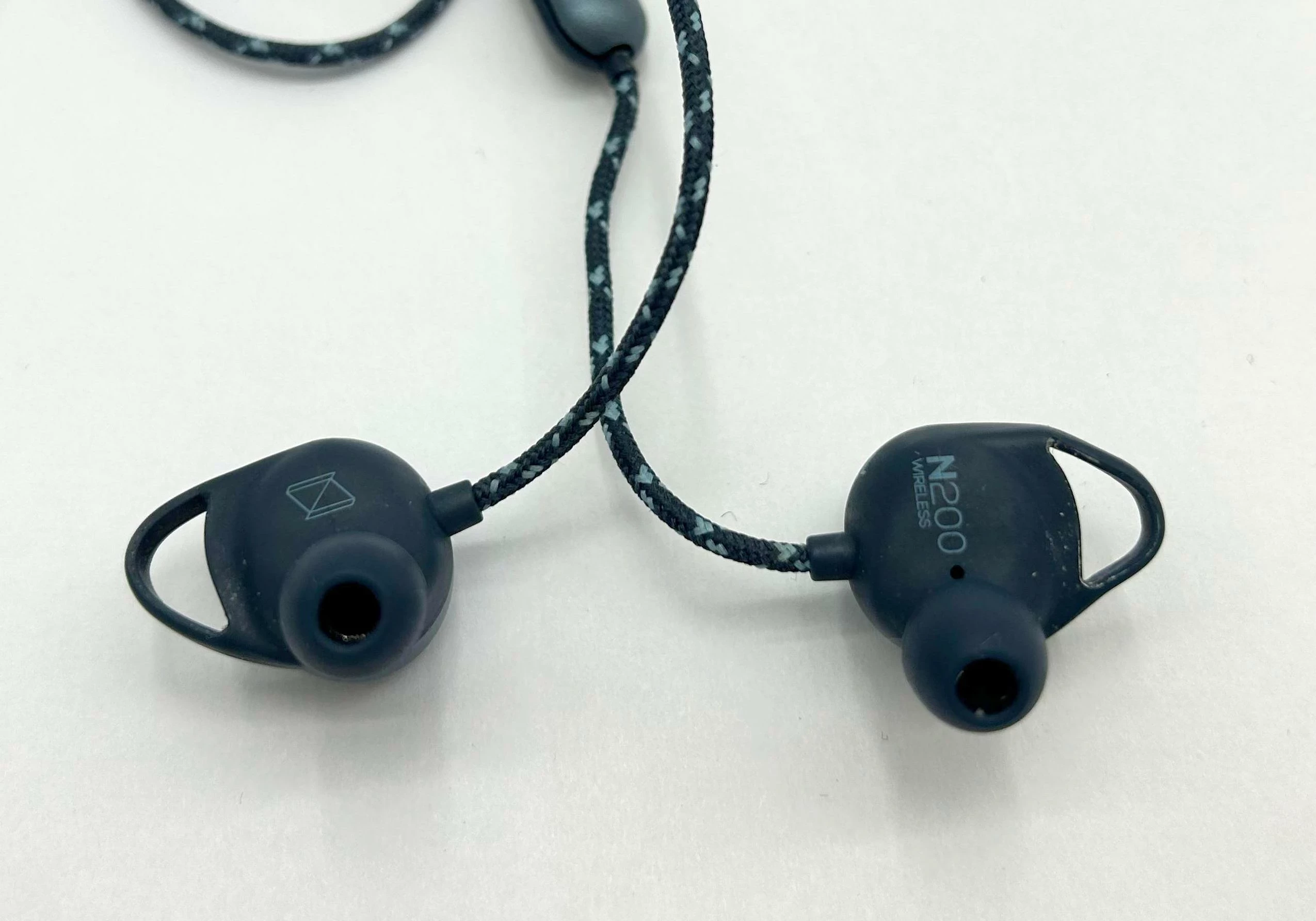 sluchawki-douszne-bt-akg-n200-etui-kolor-dominujacy-czarny