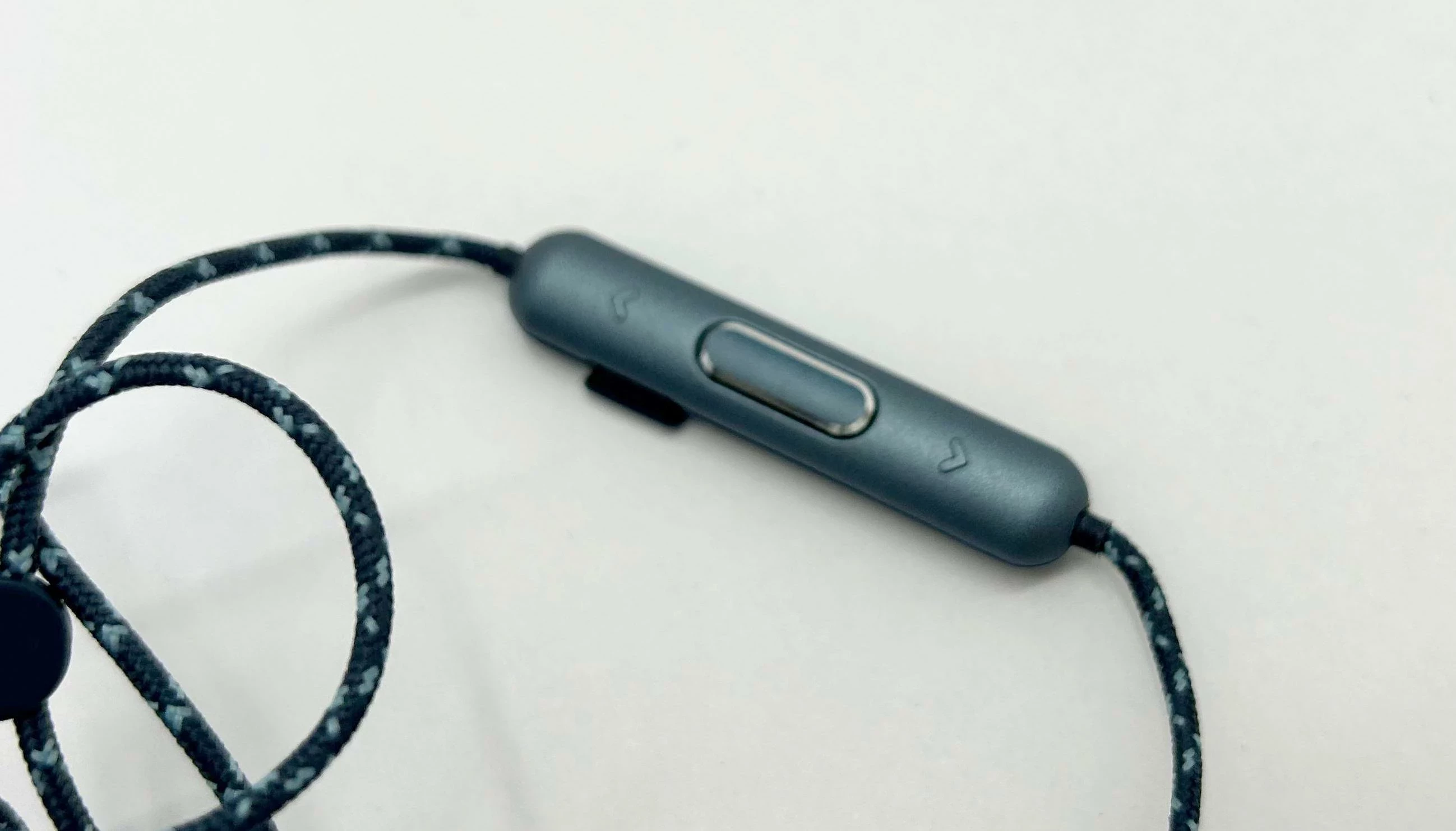 sluchawki-douszne-bt-akg-n200-etui-marka-akg