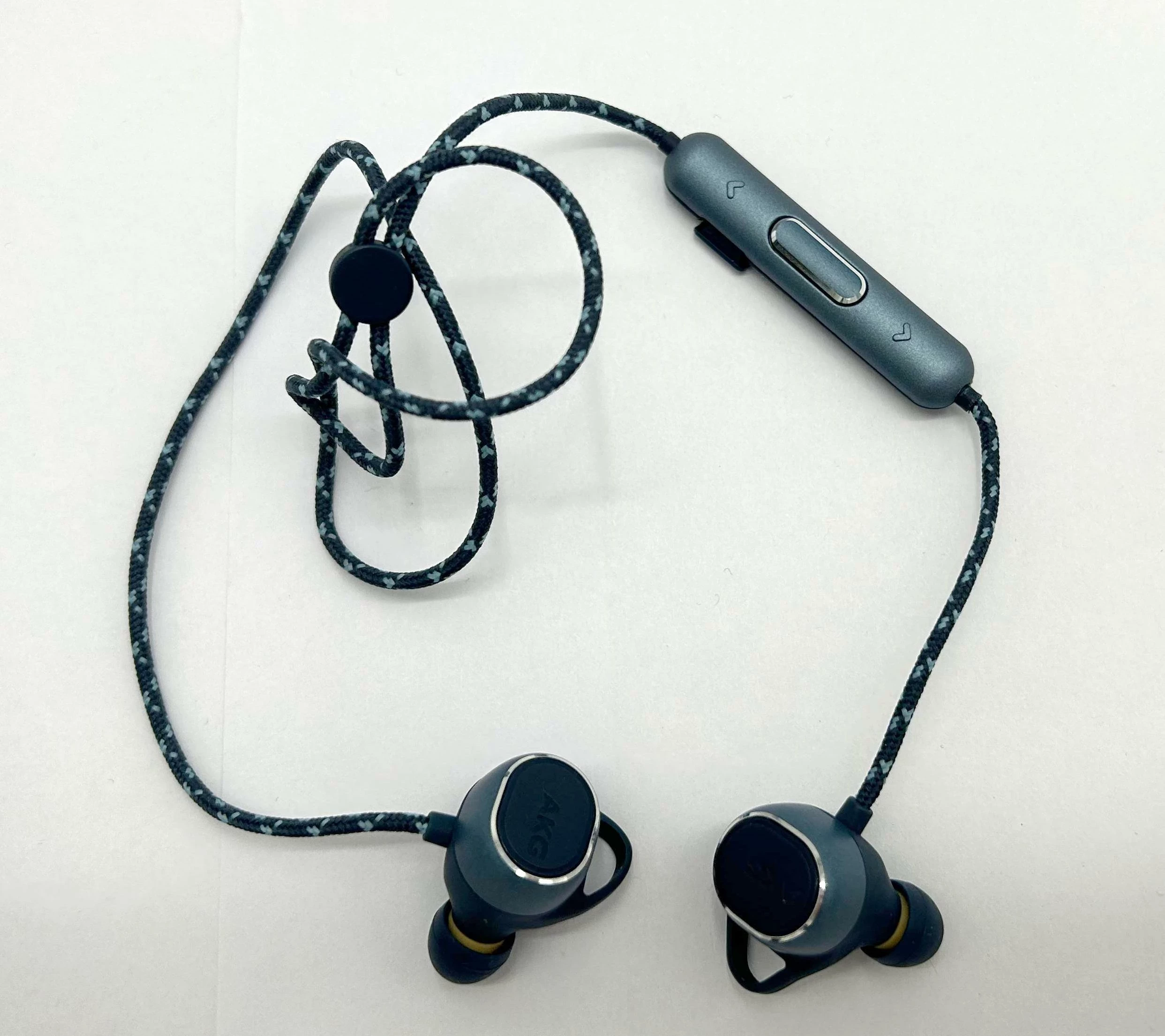 sluchawki-douszne-bt-akg-n200-etui-stan-uzywany