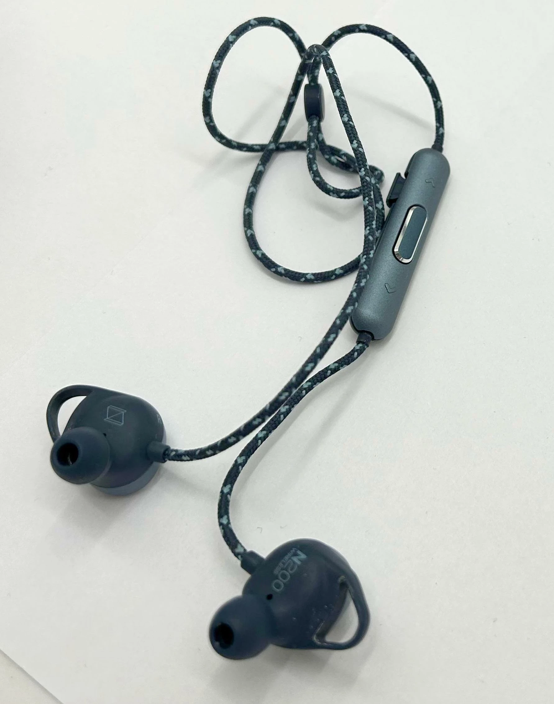 sluchawki-douszne-bt-akg-n200-etui-transmisja-sygnalu-bluetooth