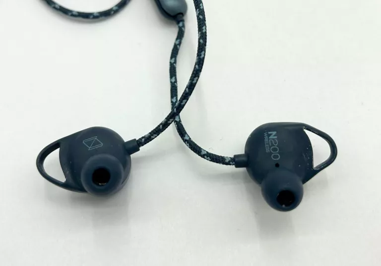 sluchawki-douszne-bt-akg-n200-etui-kolor-dominujacy-czarny