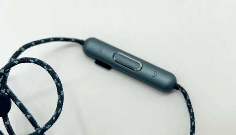 sluchawki-douszne-bt-akg-n200-etui-marka-akg