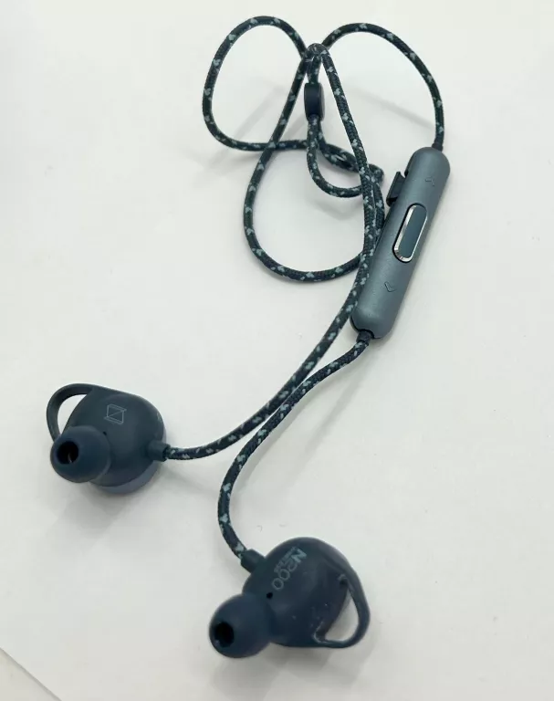 sluchawki-douszne-bt-akg-n200-etui-transmisja-sygnalu-bluetooth