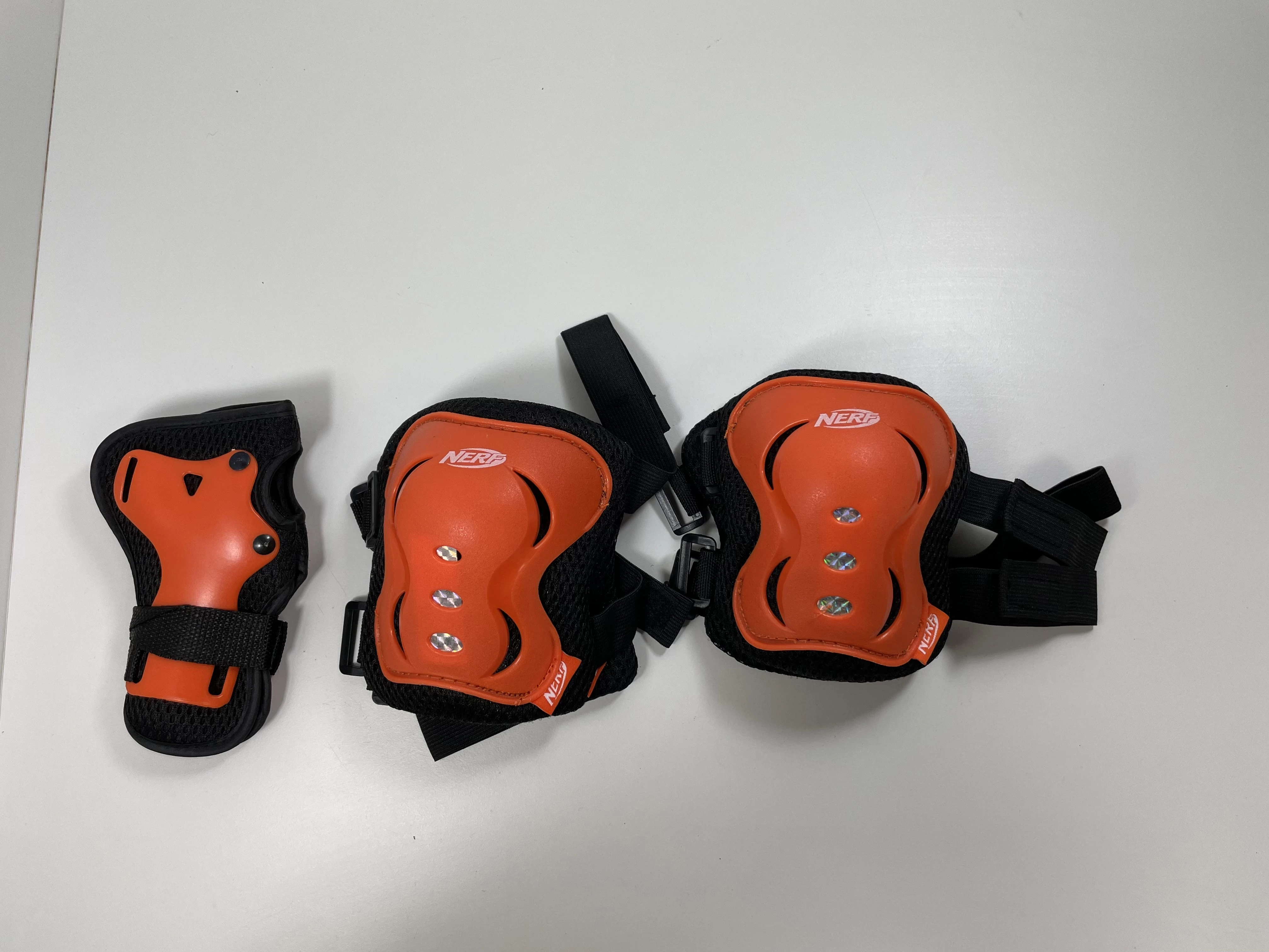 ochraniacze-nerf-spokey-armor-927245-na-lokcie-kolana-nadgarstki-zestaw-stan-11323-2