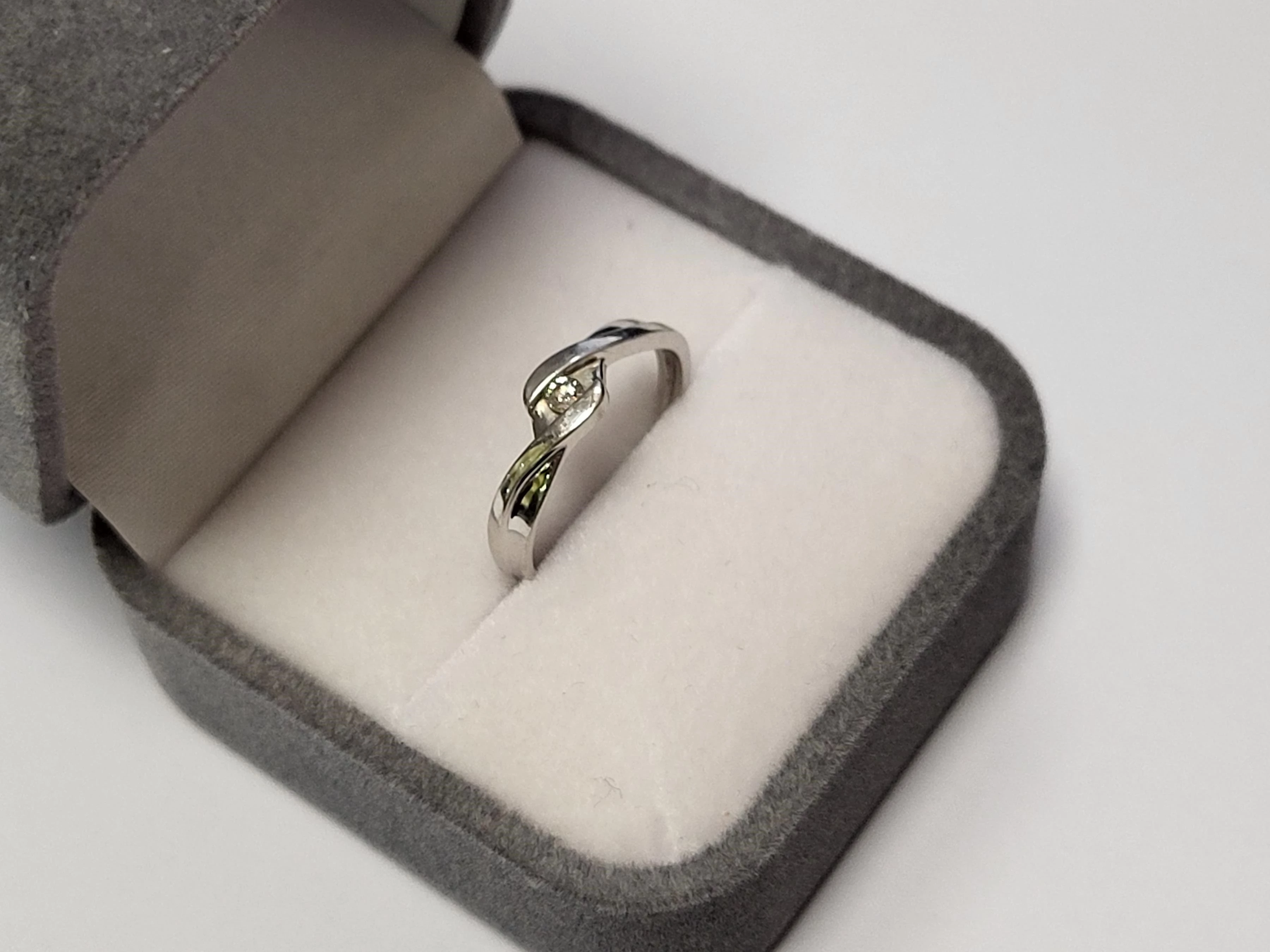 zloty-pierscionek-z-certfikatem-brylant-biale-zloto-135g-585-material-15835-2