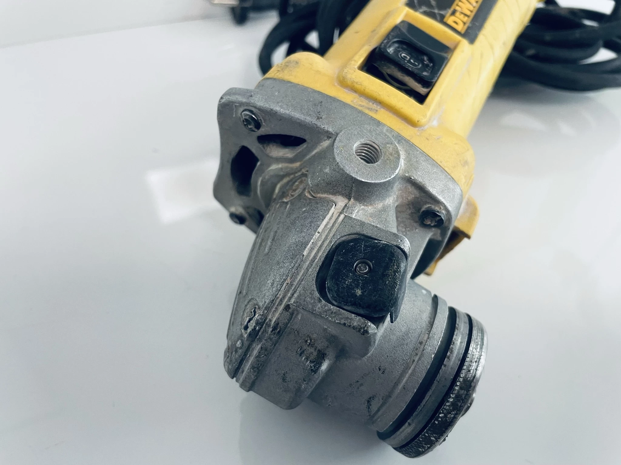 szlifierka-katowa-dewalt-d28111-qs-product-id-ff1a9262-14ba-49b7-bcc9-76e08fb82c56