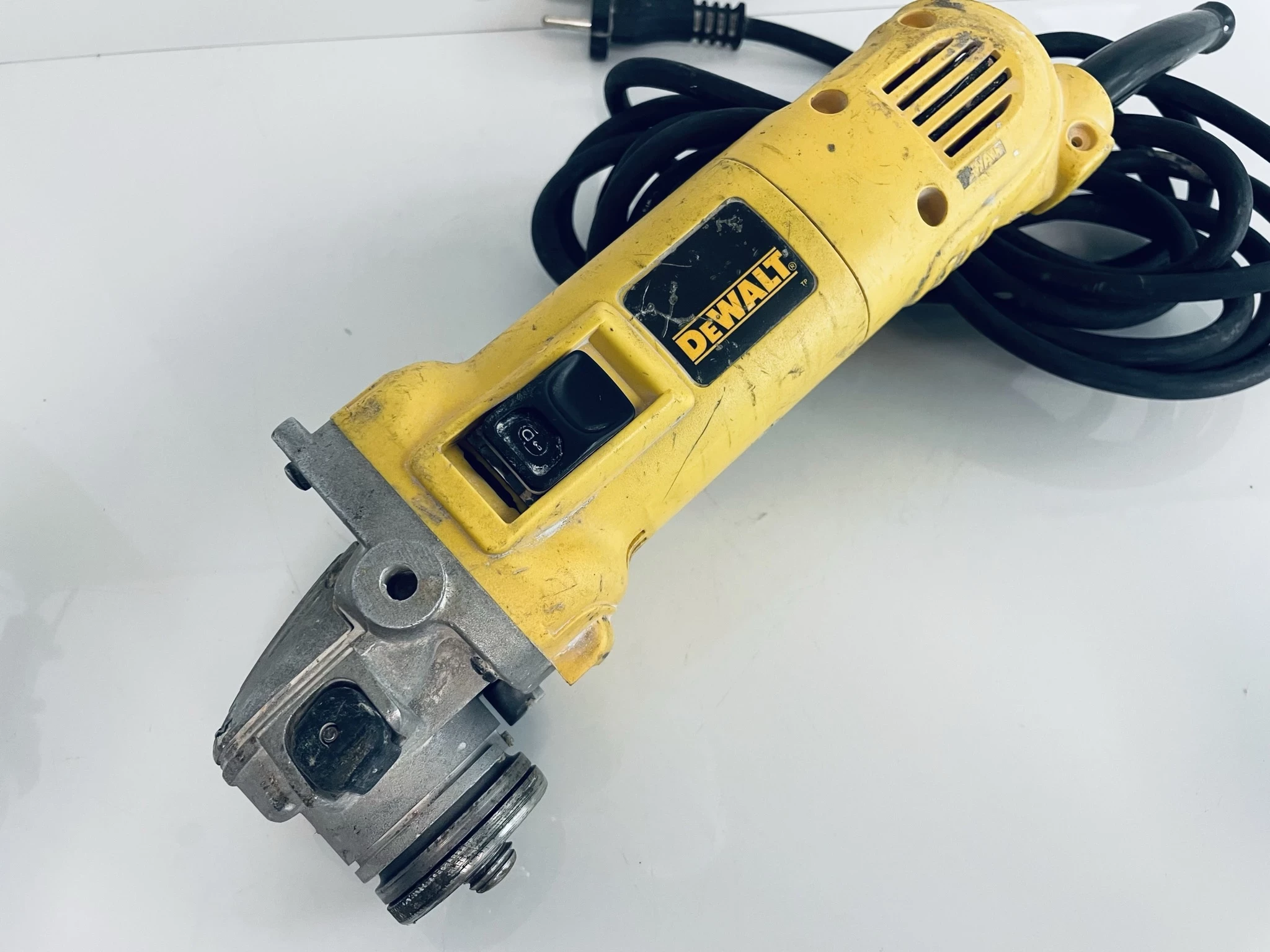 szlifierka-katowa-dewalt-d28111-qs-marka-dewalt
