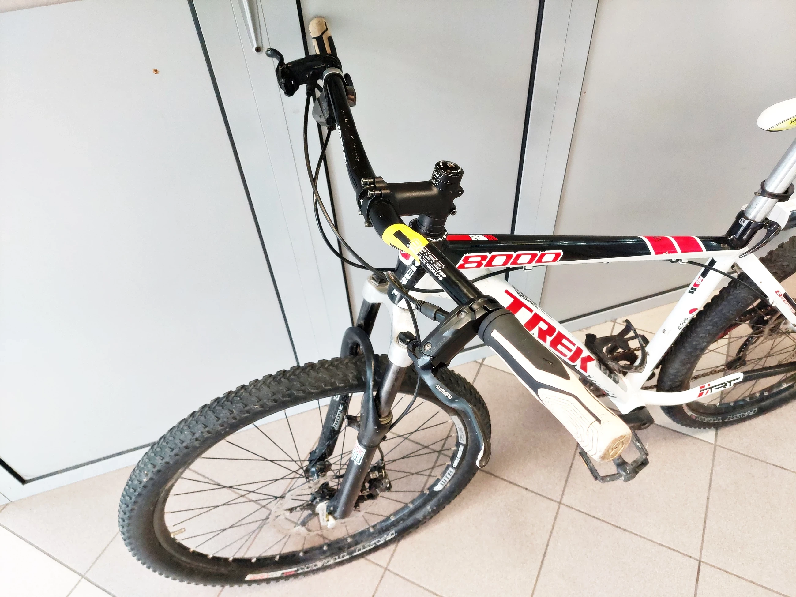 rower-trek-8000-26-cali-kola-16-cali-rama-okazja-kolor-bialy