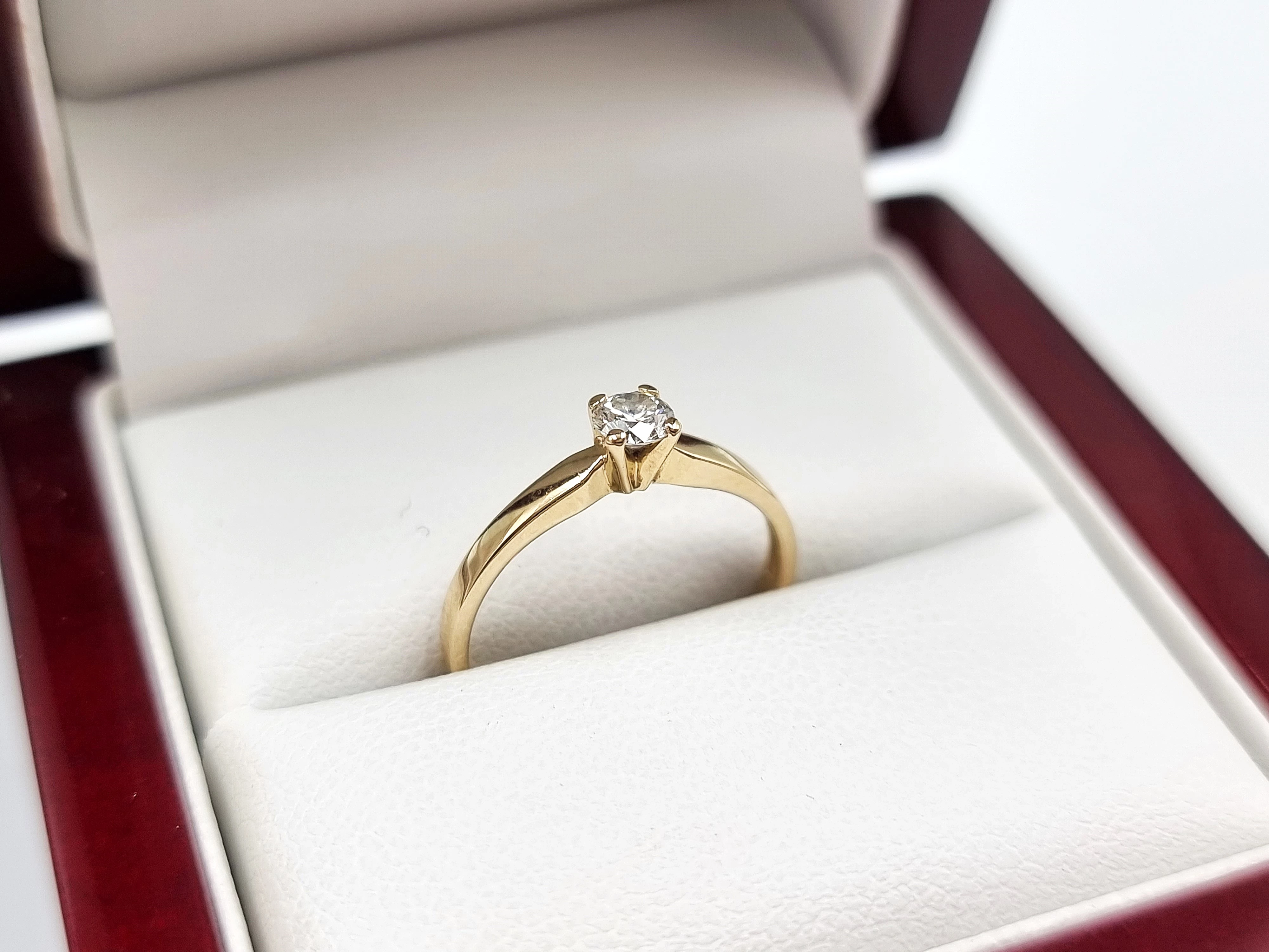 zloty-pierscionek-z-diamentem-585-r10-136g-kolor-249512-1647429