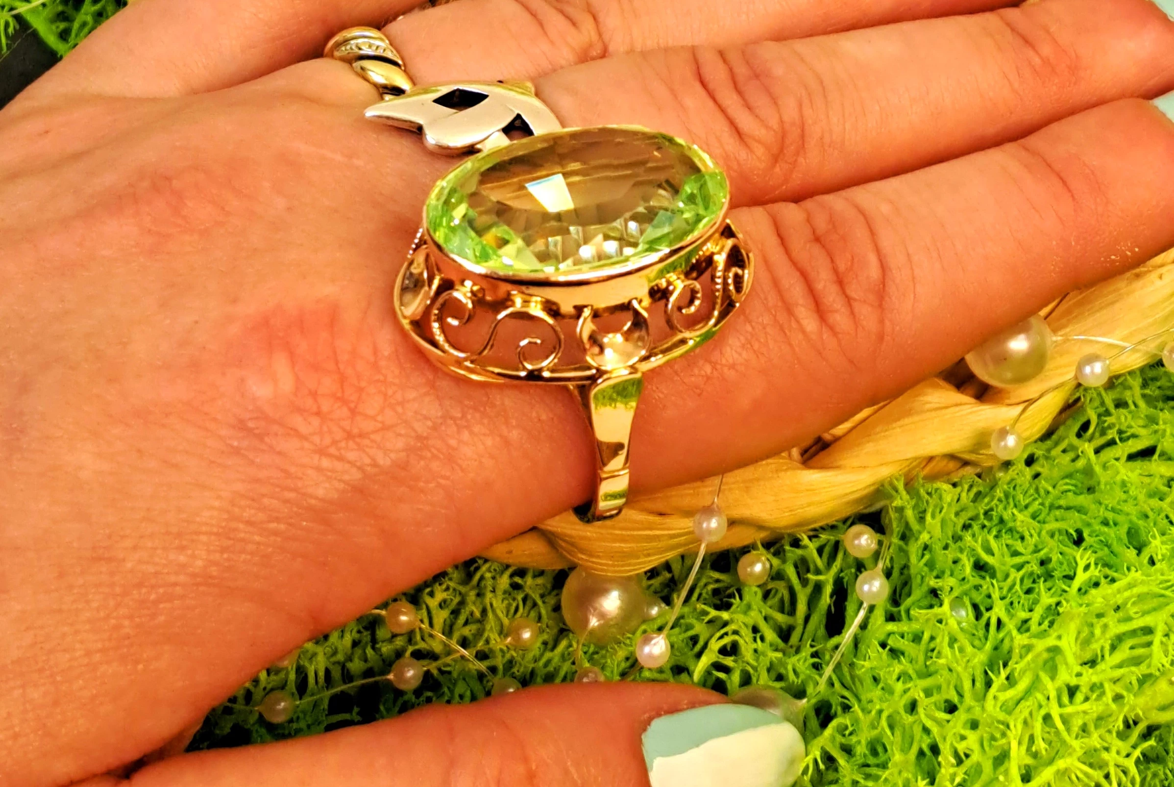 zloty-pierscionek-z-zielonym-kamieniem-1194g-583-kolor-dominujacy-zloty