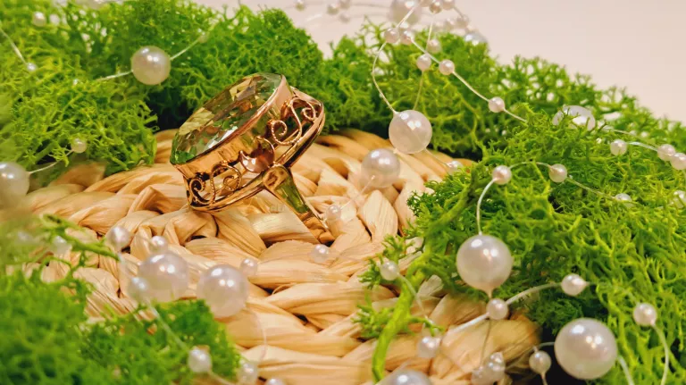 zloty-pierscionek-z-zielonym-kamieniem-1194g-583-material-zloto