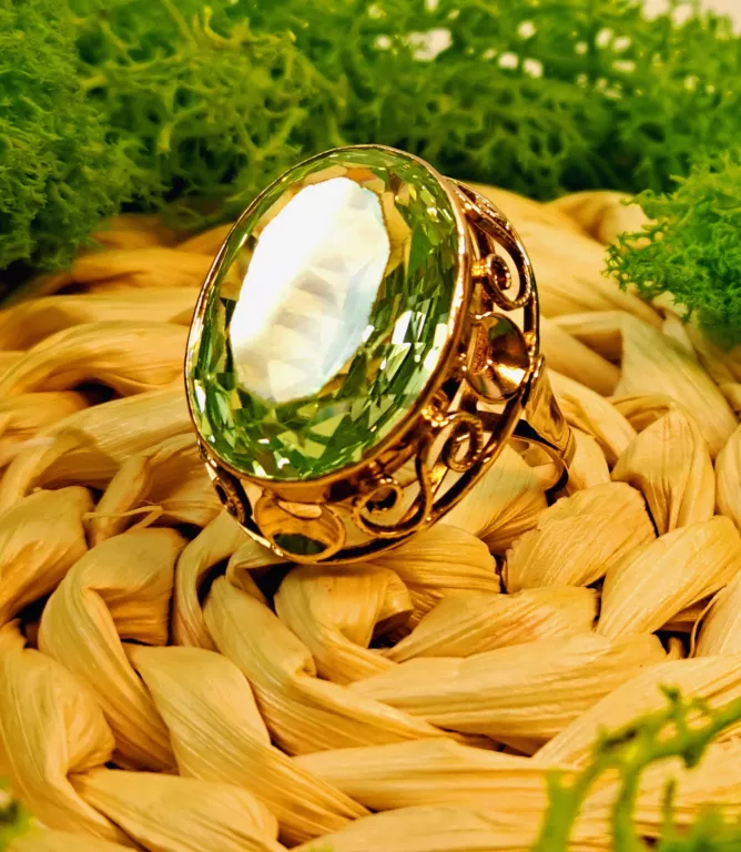 zloty-pierscionek-z-zielonym-kamieniem-1194g-583-stan-uzywany