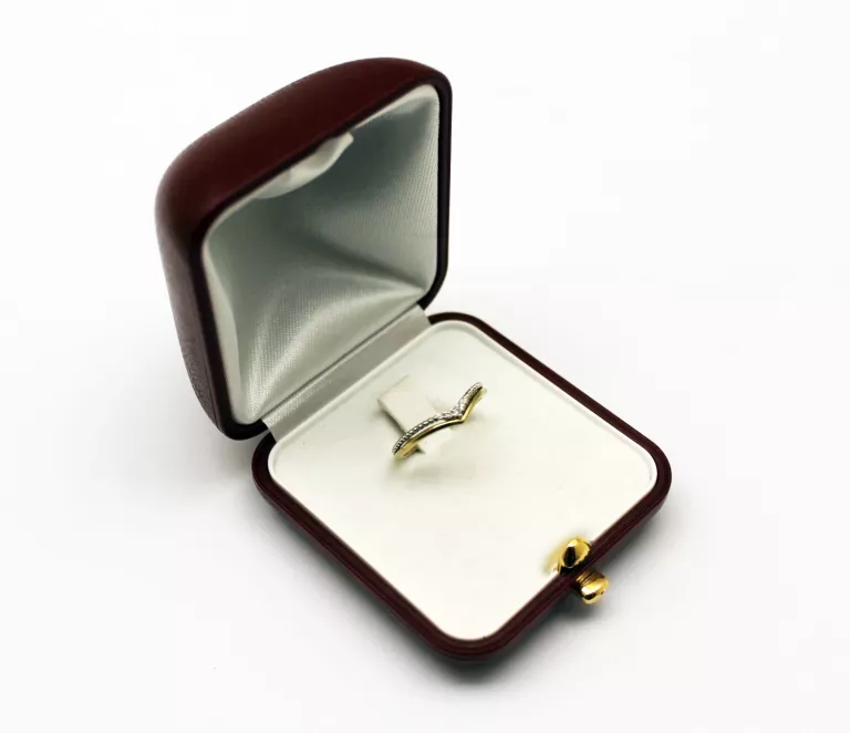 DELIKATNY ZŁOTY PIERŚCIONEK Z DIAMENTAMI 1,34 G