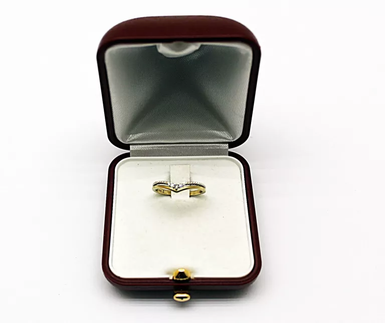 DELIKATNY ZŁOTY PIERŚCIONEK Z DIAMENTAMI 1,34 G