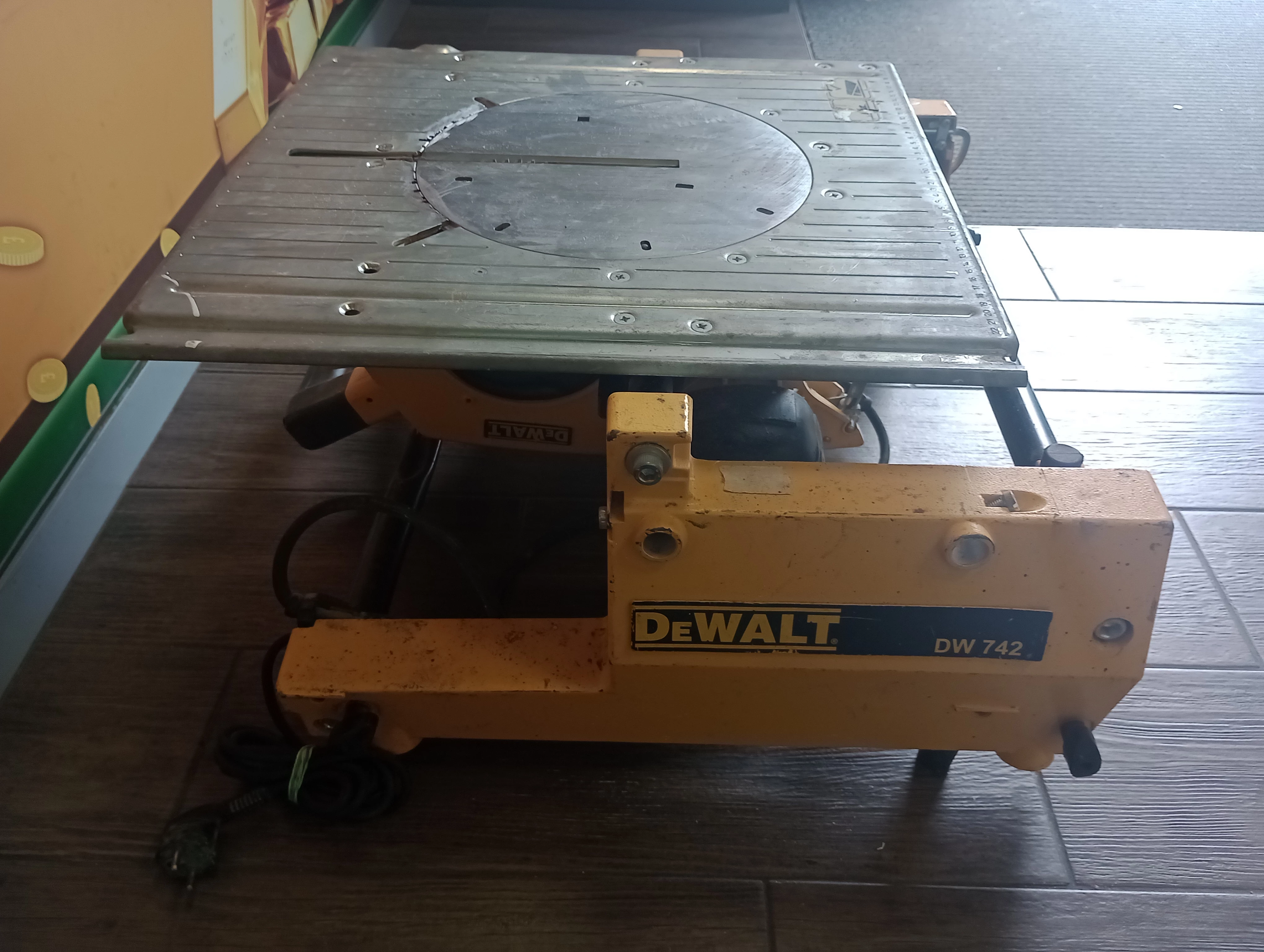 pila-stolowa-dewalt-dw742-2850rpm-maksymalna-moc-2000