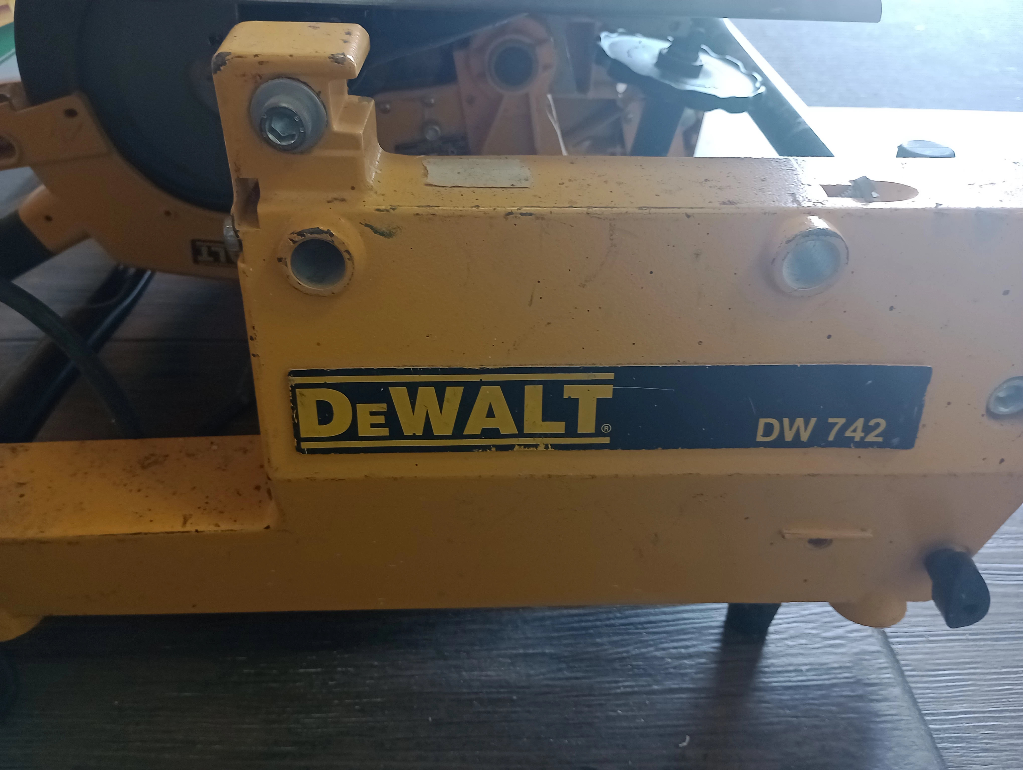pila-stolowa-dewalt-dw742-2850rpm-srednica-otworu-pily-30