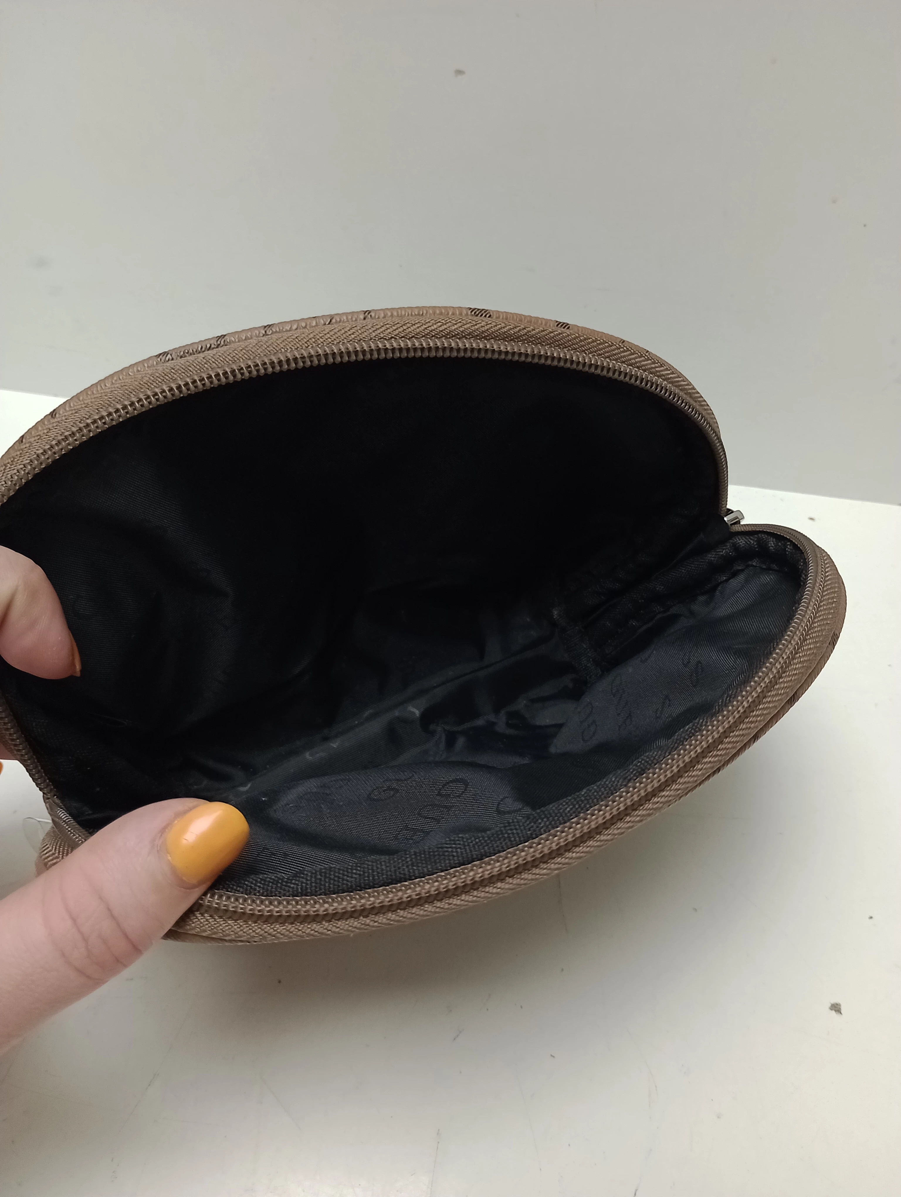 3-mala-kosmetyczka-guess-zapiecie-zamek