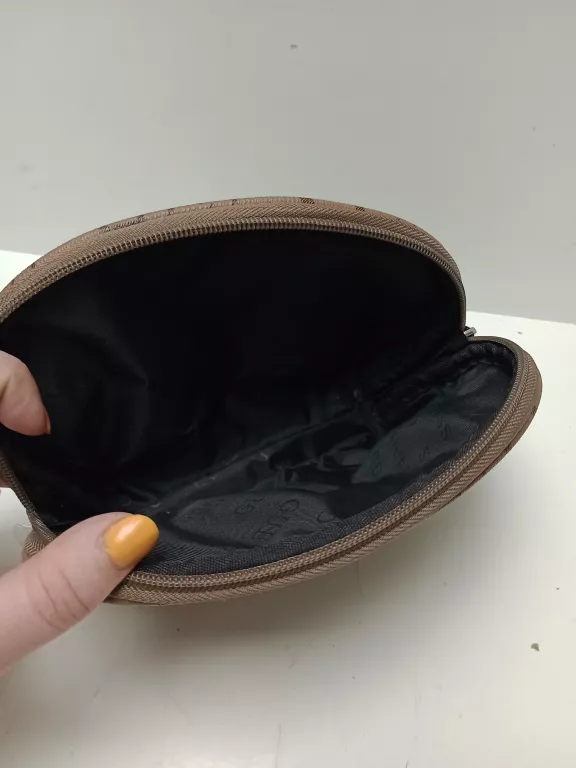 3-mala-kosmetyczka-guess-zapiecie-zamek