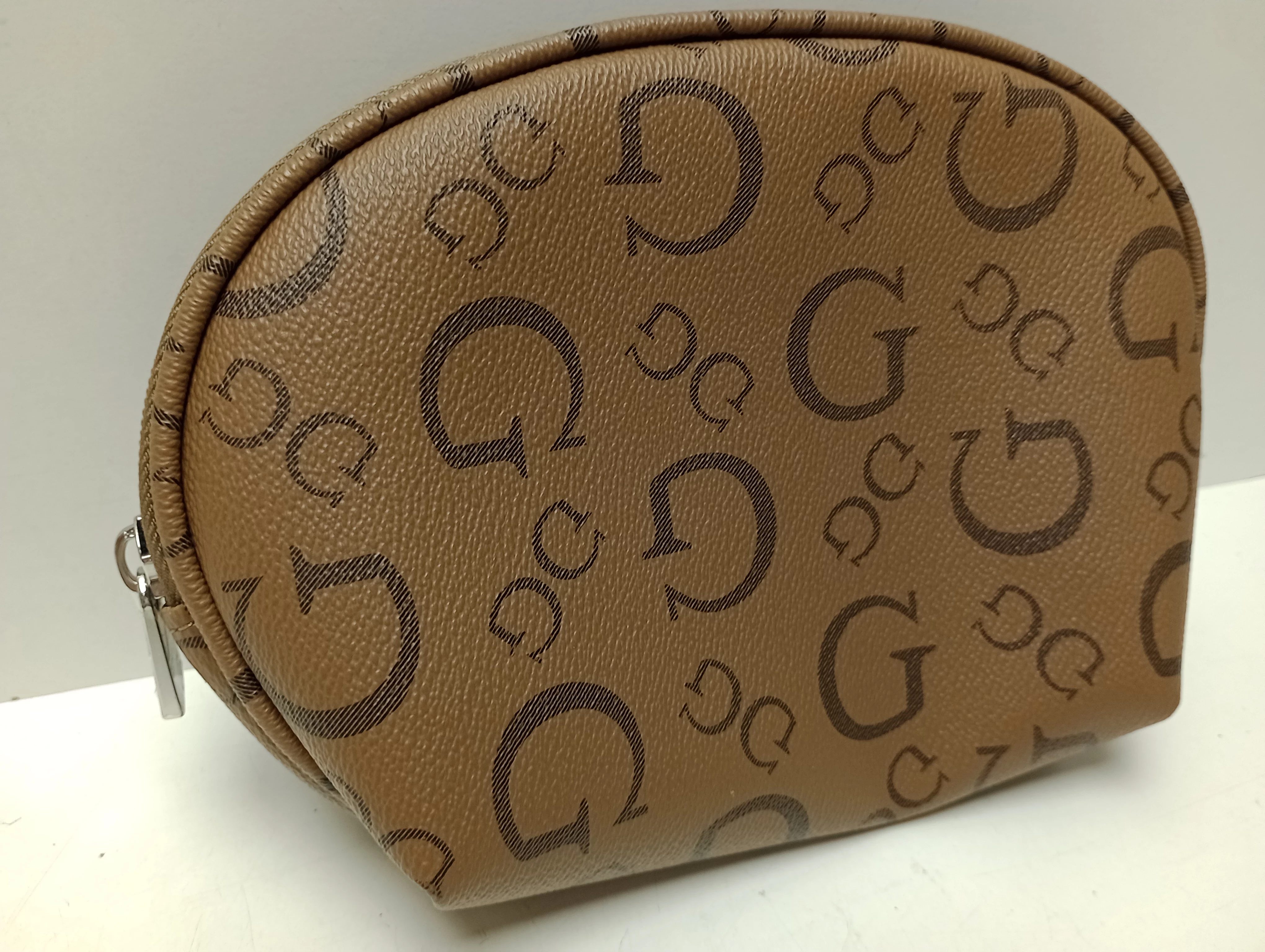 3-mala-kosmetyczka-guess-rodzaj-standardowa