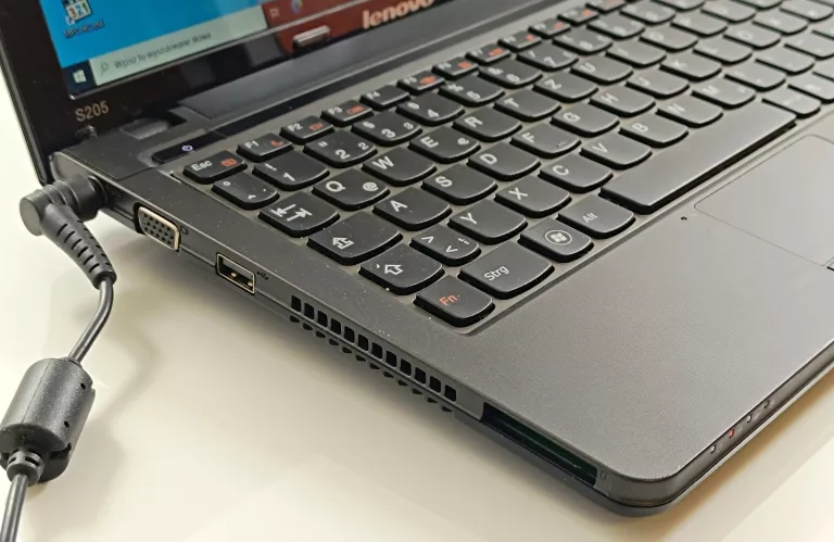LAPTOP LENOVO S205 E-450 / 4 GB RAM / 250 GB HDD