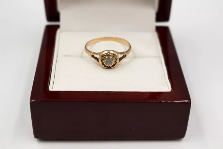 promocja-ladny-zloty-pierscionek-z-cyrkonia-pilsudskiego-57-marki