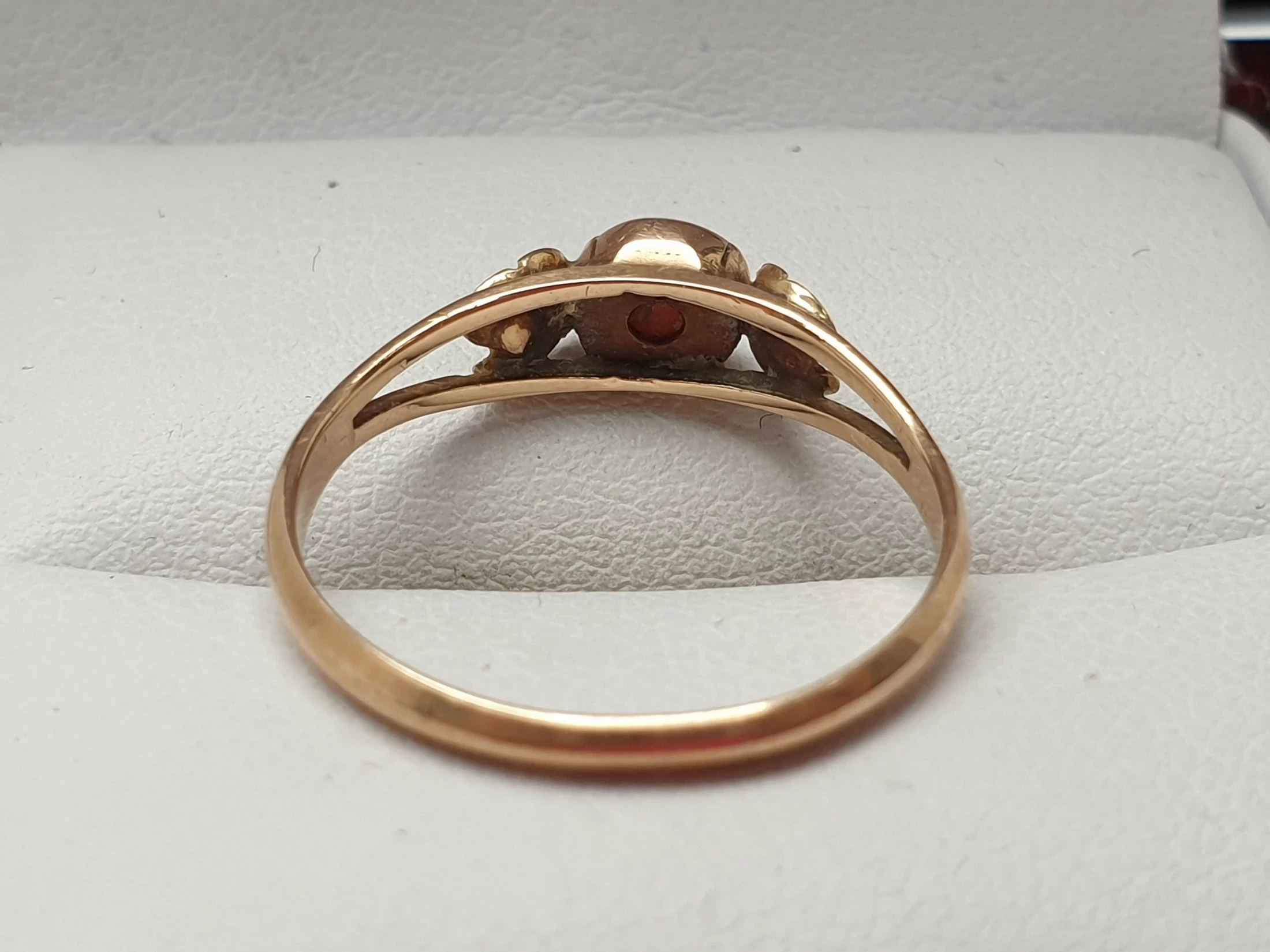 zloty-pierscionek-z-koralem-pr585-w148g-r14-rodzaj-klasyczne