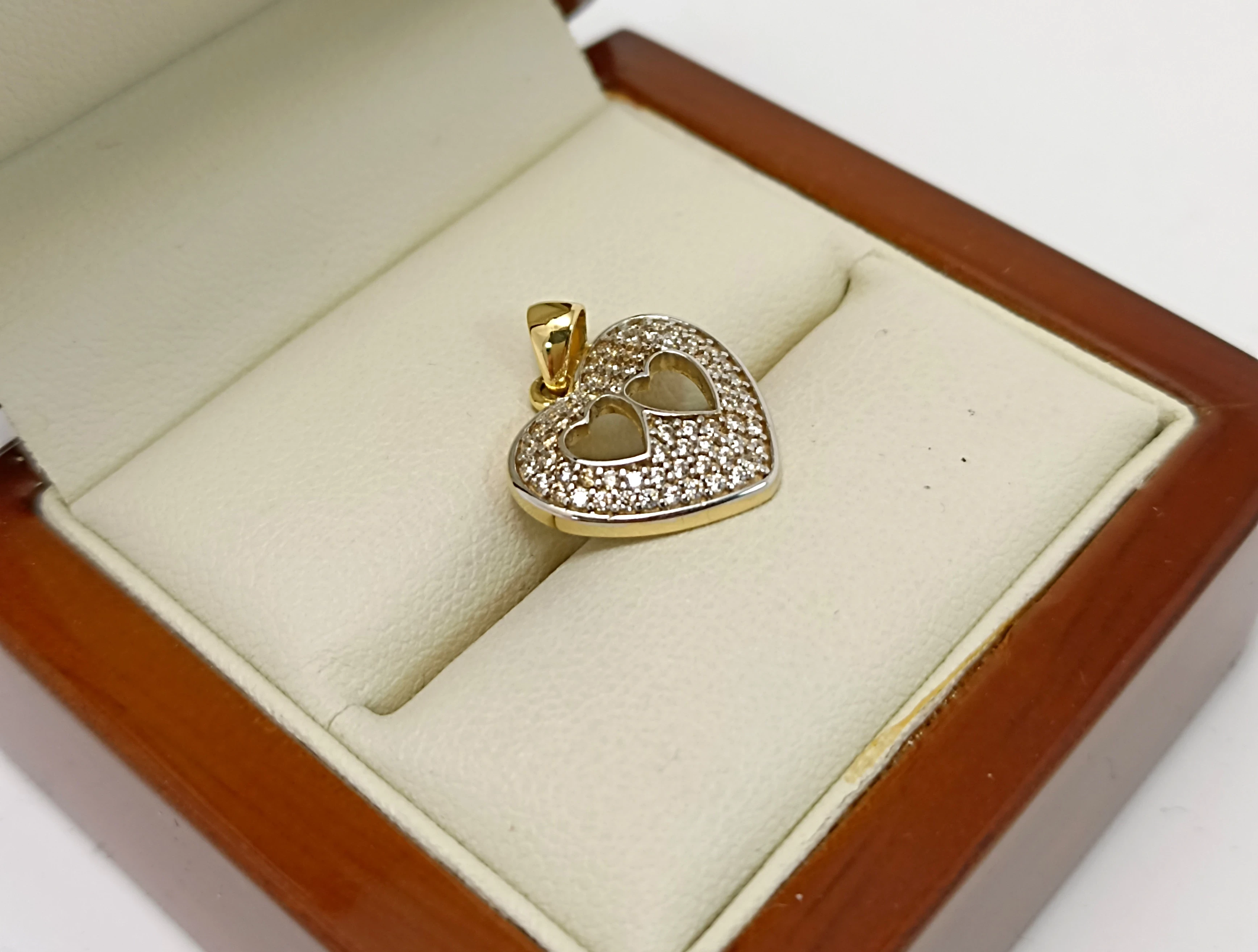 zlota-zawieszka-serce-z-cyrkoniami-pr585-210g-material-zloto