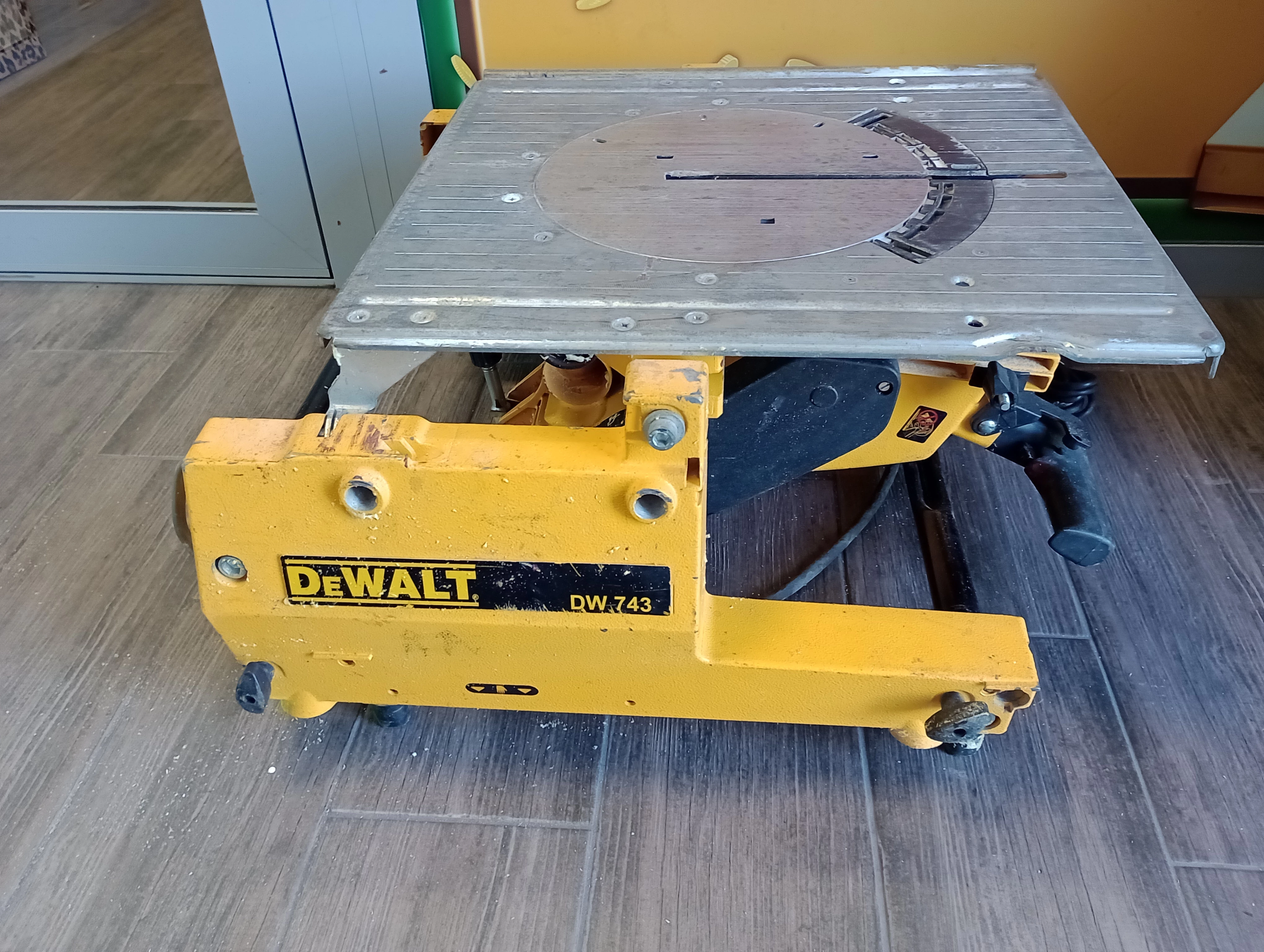 Scie Sur Table Et à Onglet DEWALT DW743N-QS 2000W - Transformation Rapide, Aspiration 3 Points, Lame 250mm - 4