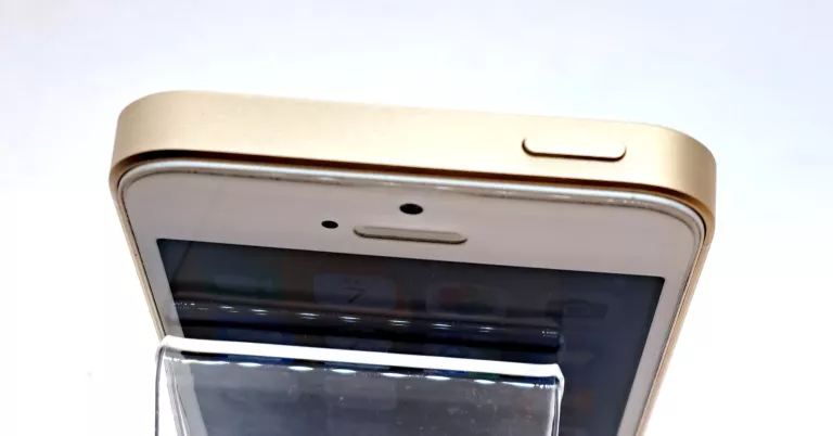 iphone-apple-se-32gb-zloty-100-bateria-jak-nowy-system-operacyjny-ios