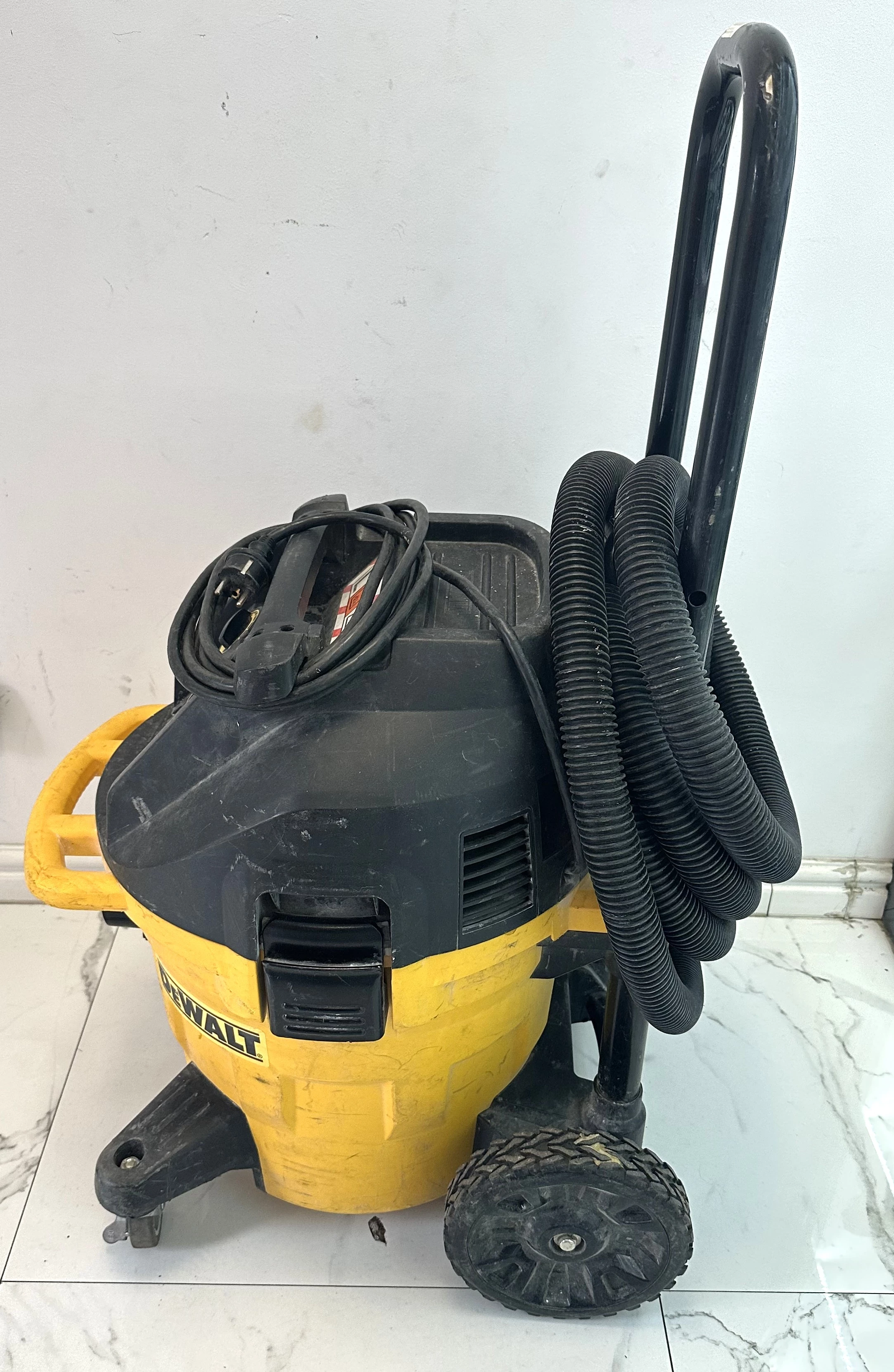 odkurzacz-przemyslowy-dewalt-dwv902l-stan-uzywany