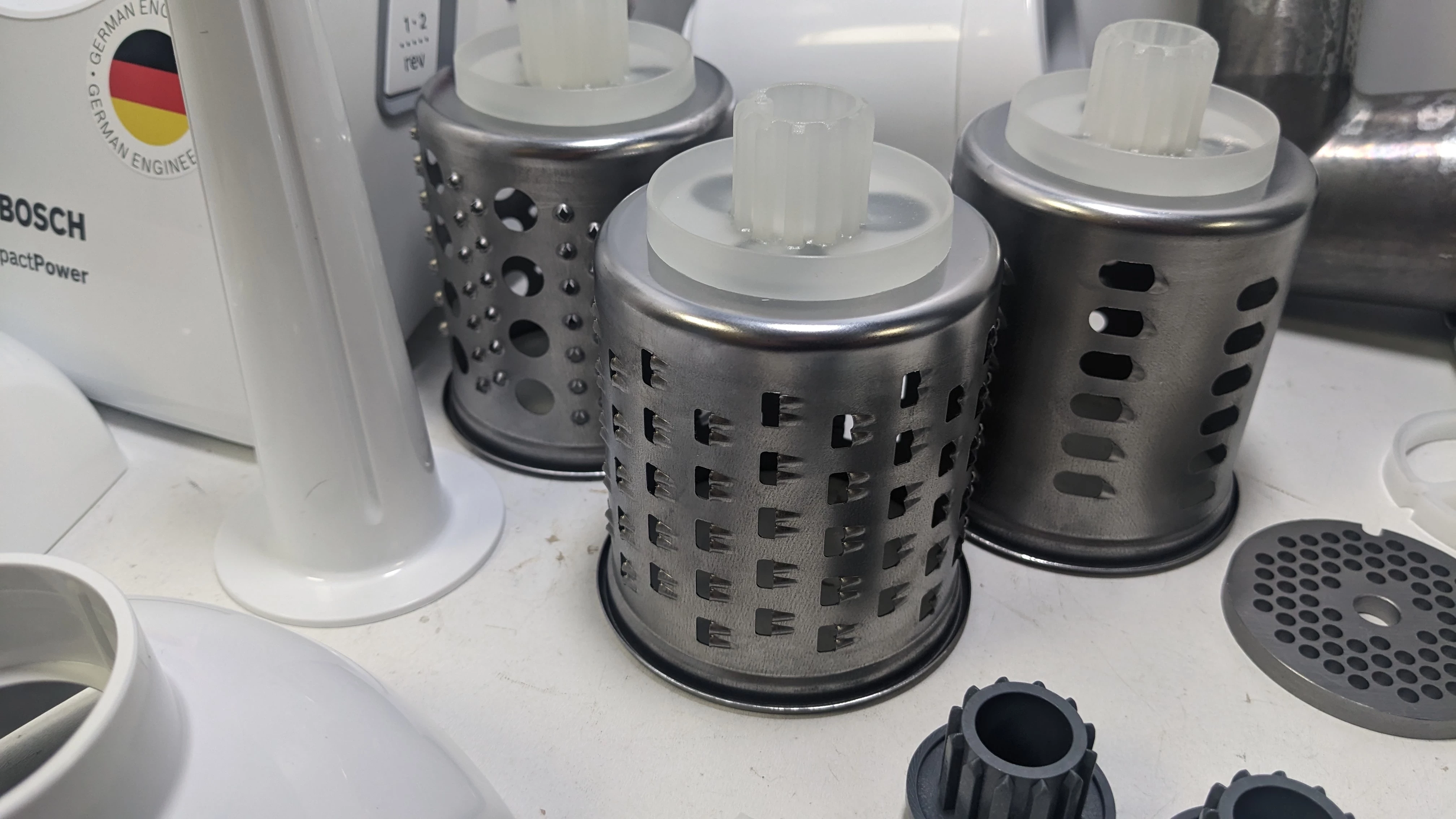 maszynka-do-mielenia-miesa-bosch-mfw3x13w-opis-kolor-dominujacy-bialy