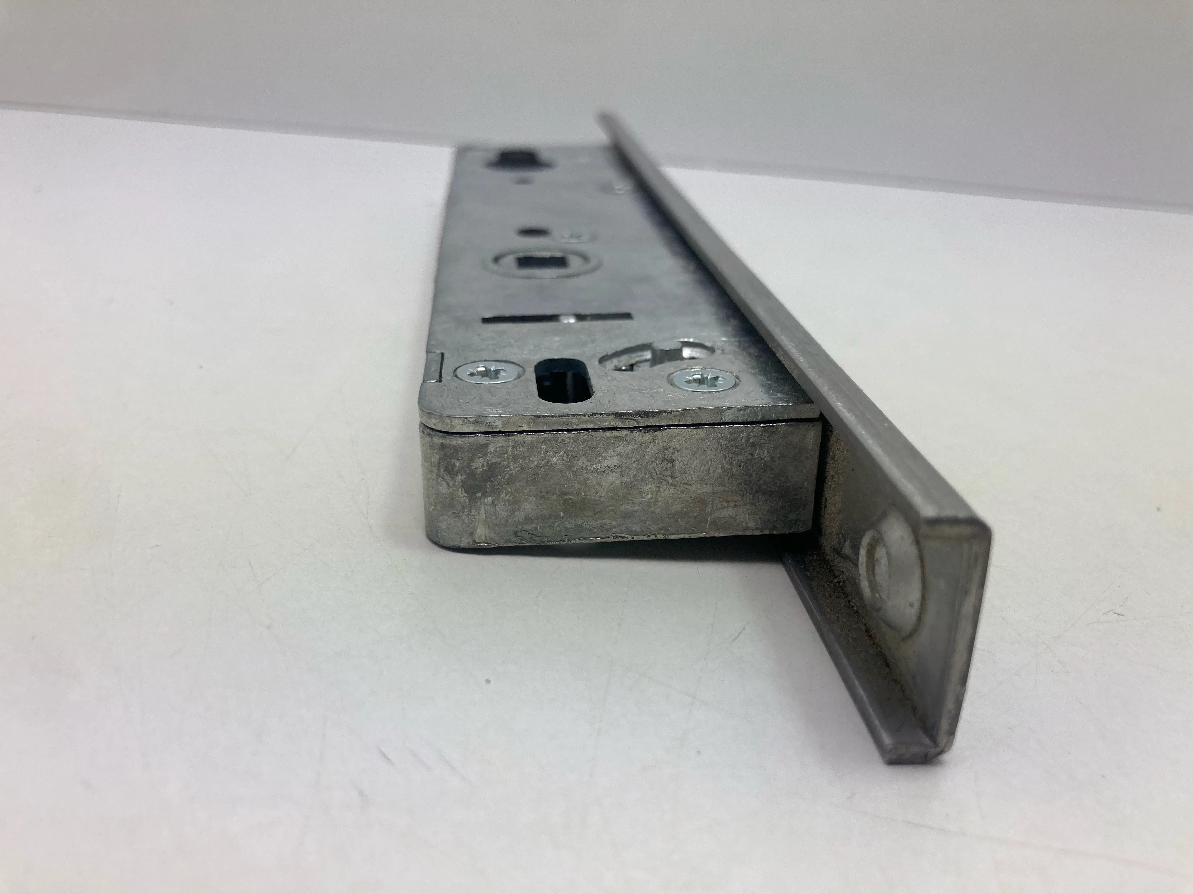 zamek-zapadkowy-zasuwowy-rodzaj-zamka-zasuwy