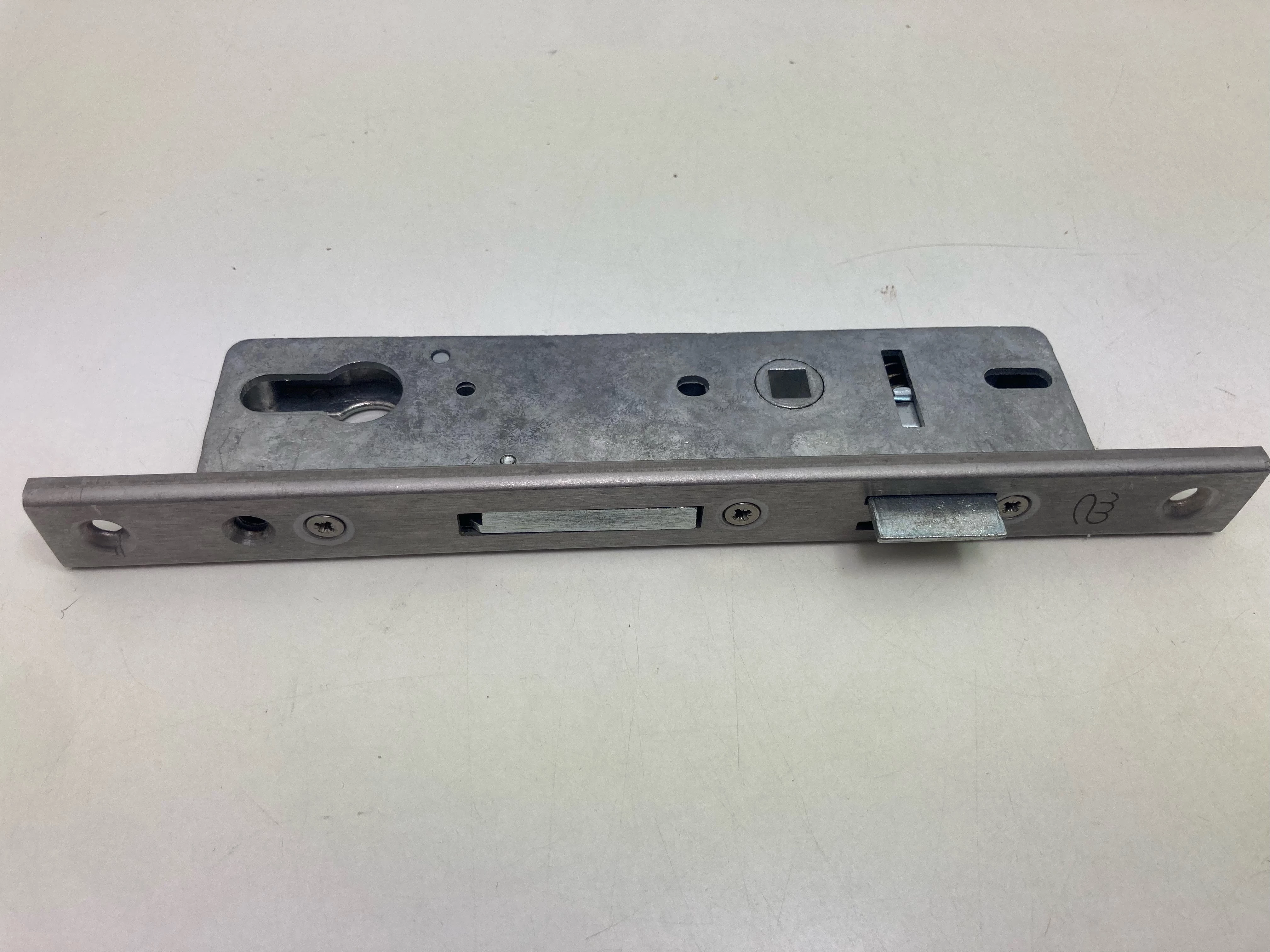 zamek-zapadkowy-zasuwowy-hubska-82-wroclaw