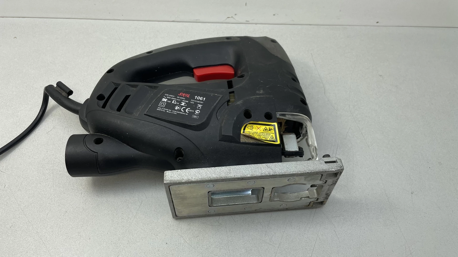 wyrzynarka-skil-1061-800w-mocowanie-brzeszczotu-chwyt-uniwersalny