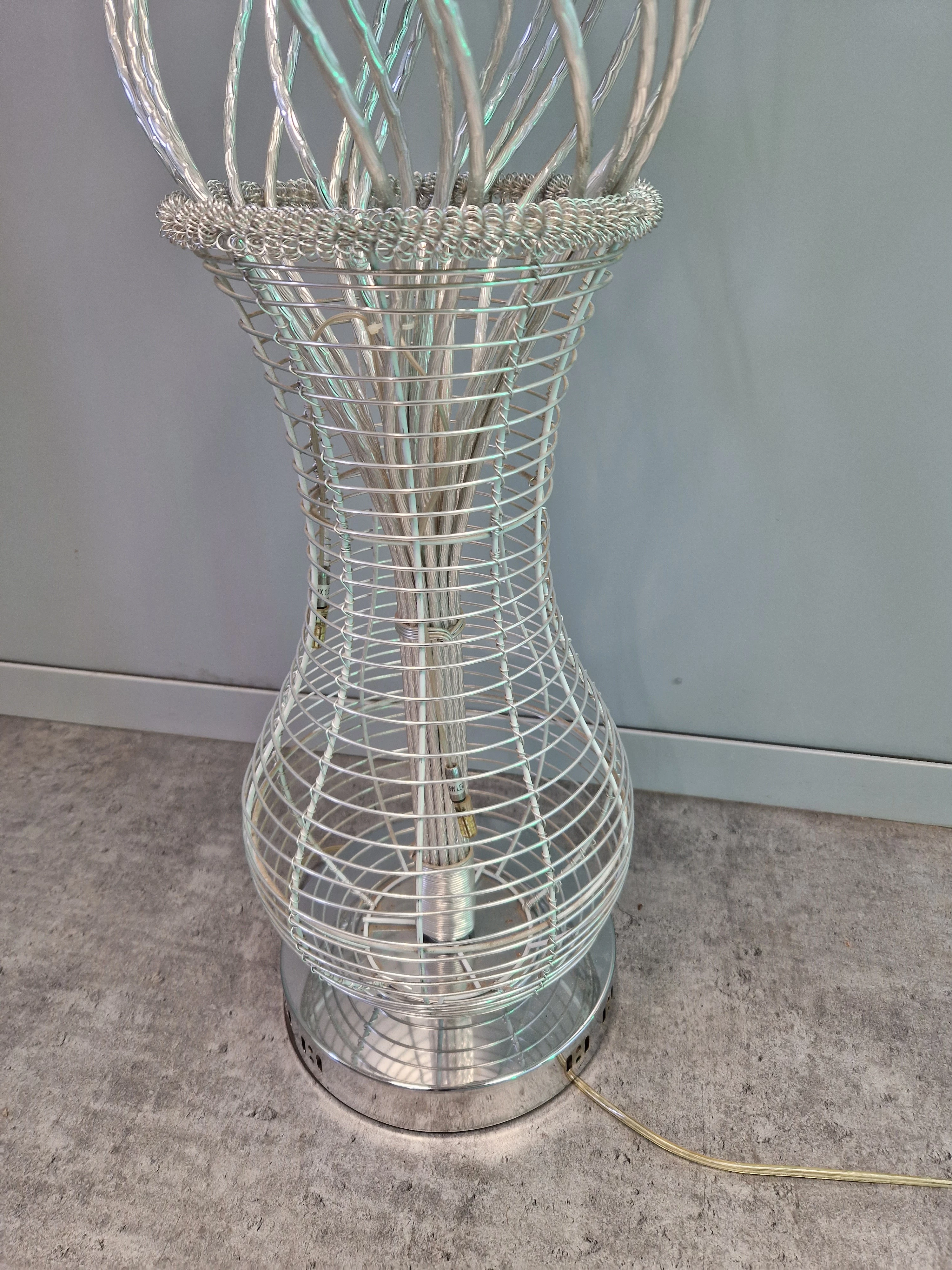 lampa-z-drutow-podlogowa-kwiaty-kolor-bialy