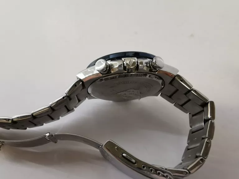 zegarek-casio-edifice-efs-s520-cdb-1buef-opis-ksztalt-koperty-okragla